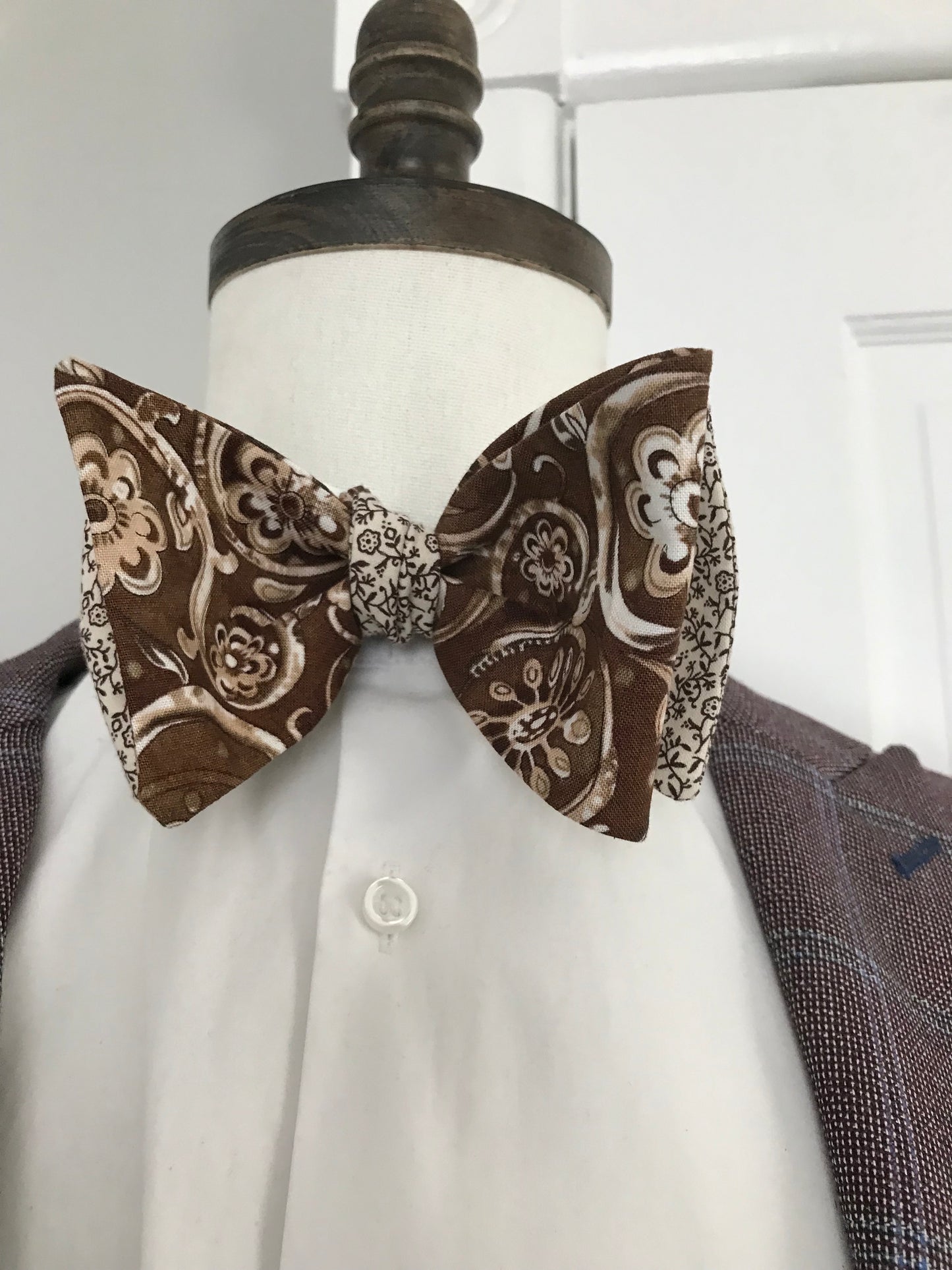 Brown paisley and brown print reversible Bowtie set (FATBOW)