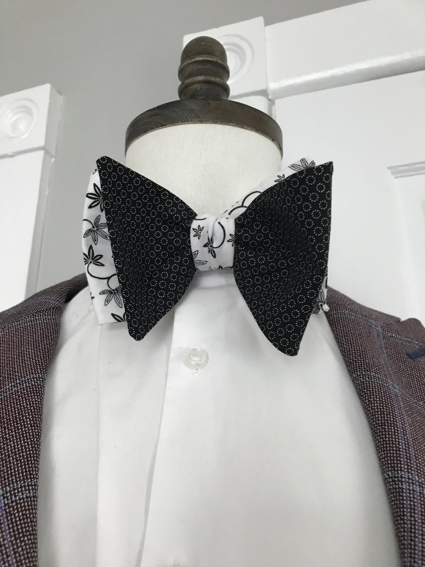 Black print with white and black print reversible Bowtie set (FATBOW)
