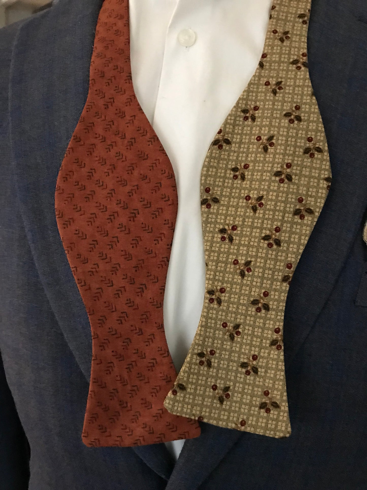 Rust and deeper tan print reversible Bowtie set (traditional)