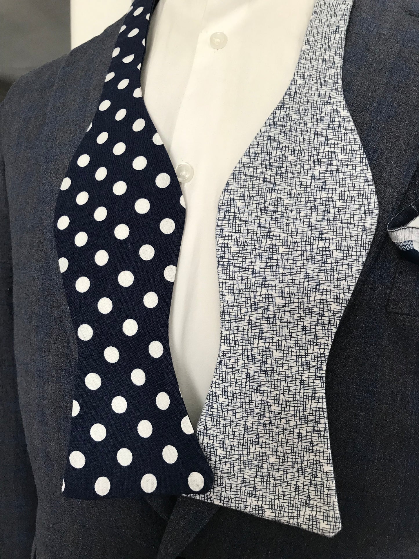 Blue print with blue dots reversible Bowtie set (FATBOW)