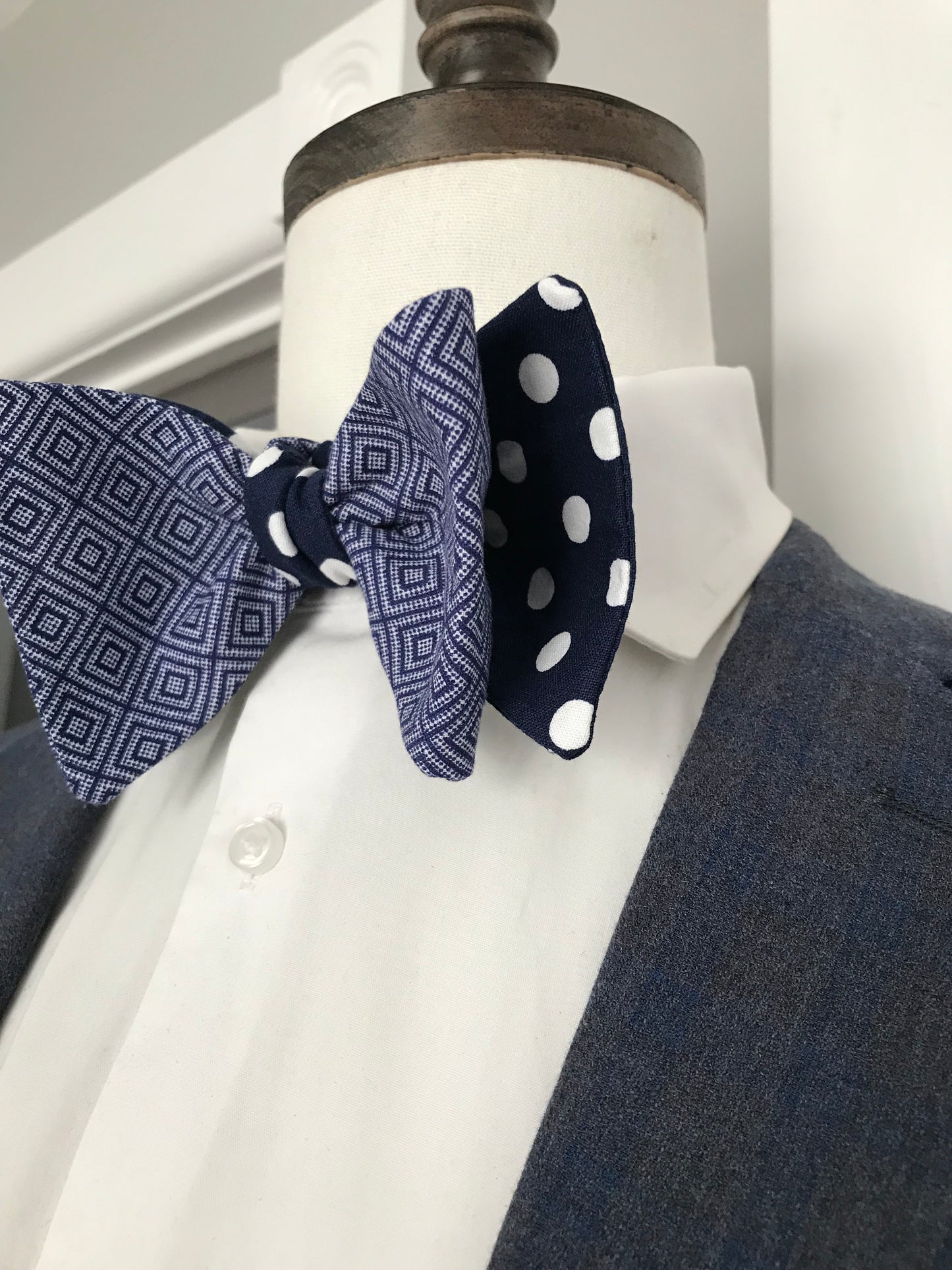 Blue print and blue dots reversible Bowtie (fatbow)