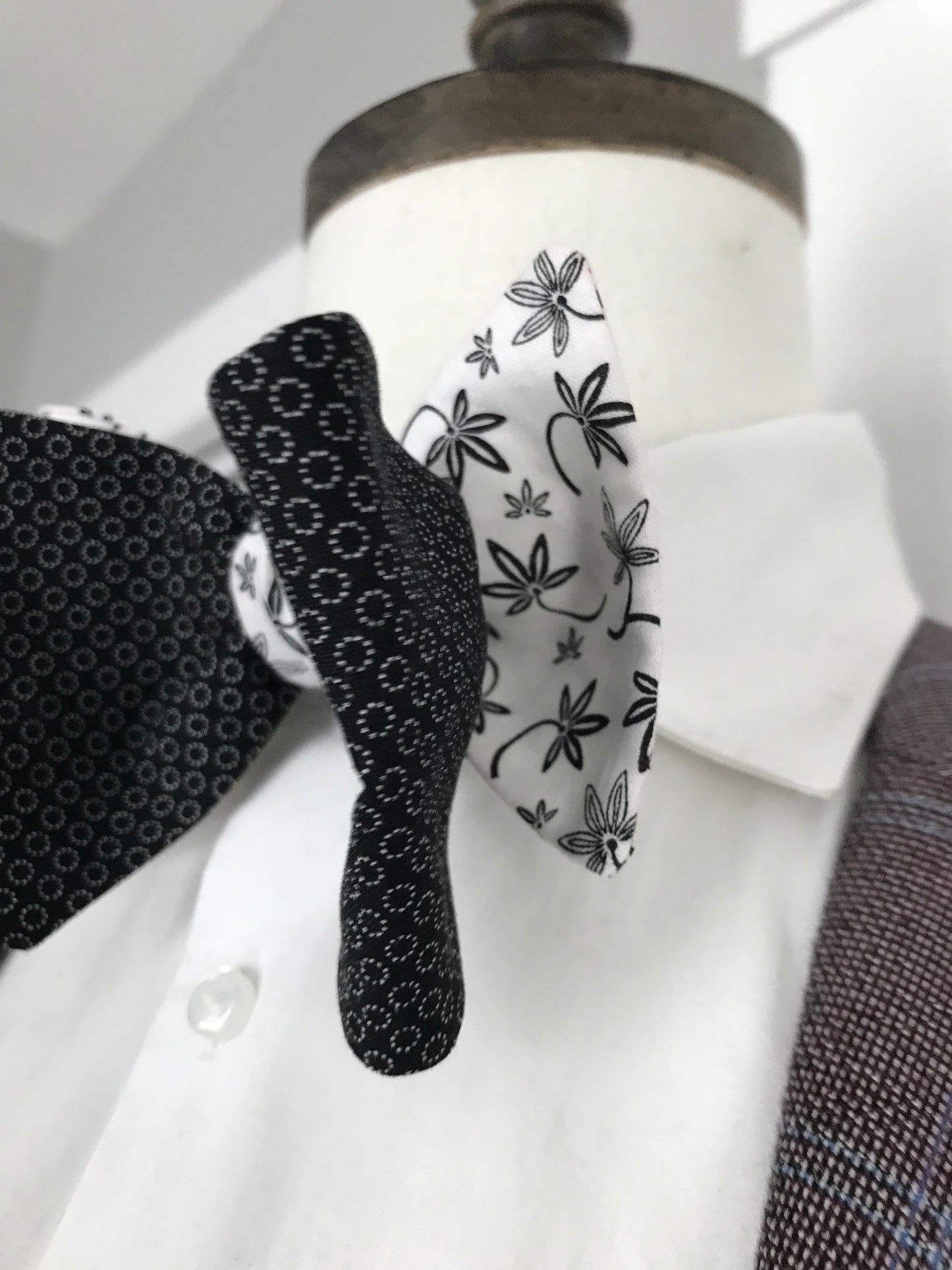 Black print with white and black print reversible Bowtie set (FATBOW)
