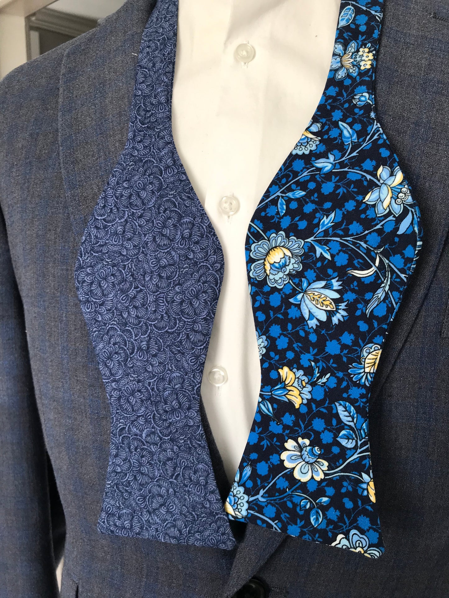 Blue and yellow print with blue paisley print reversible Bowtie set (FATBOW)