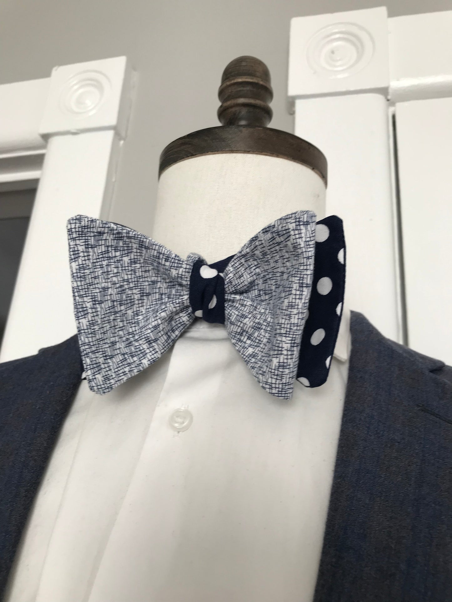 Blue print with blue dots reversible Bowtie set (FATBOW)