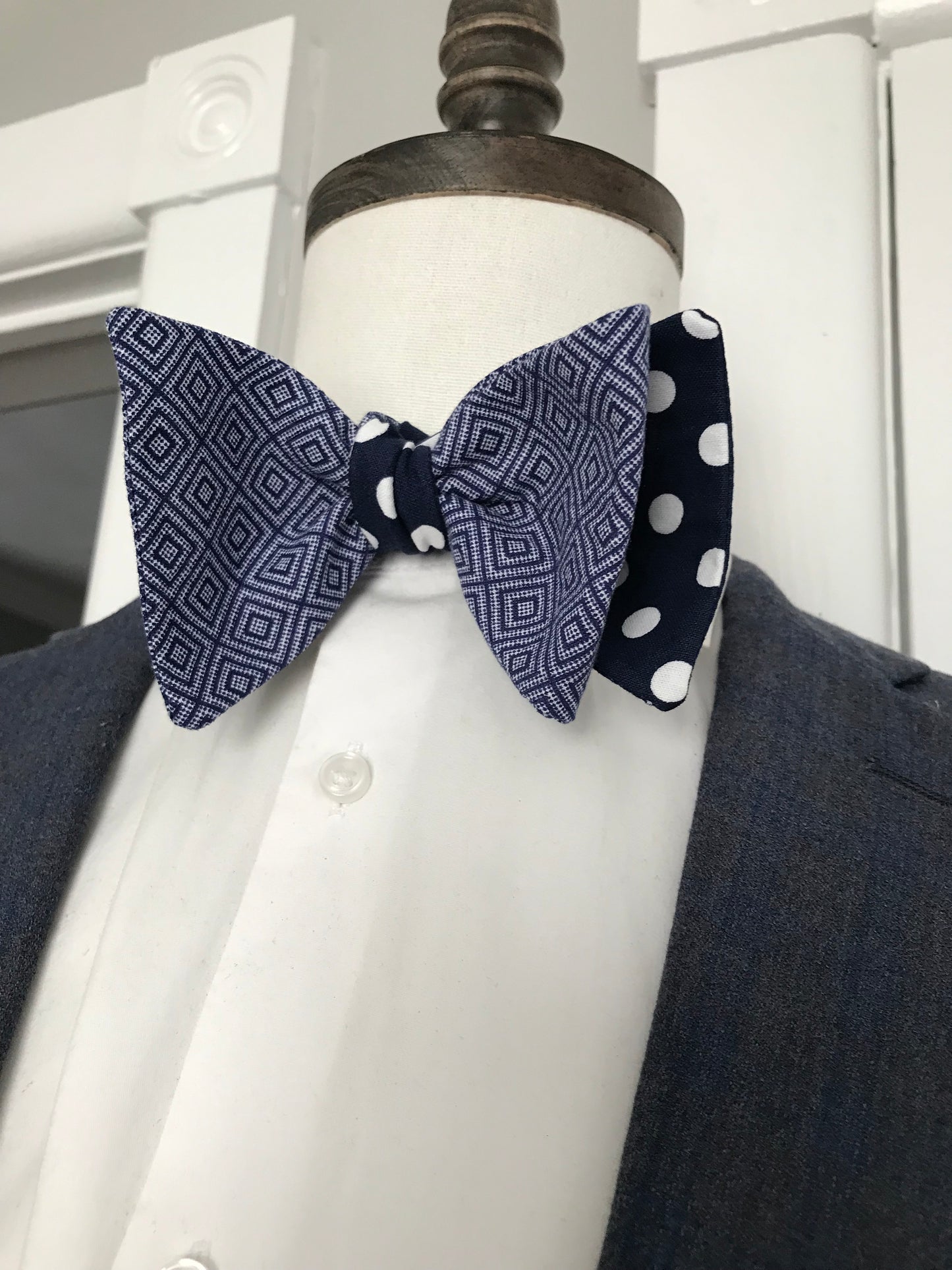 Blue print and blue dots reversible Bowtie (fatbow)