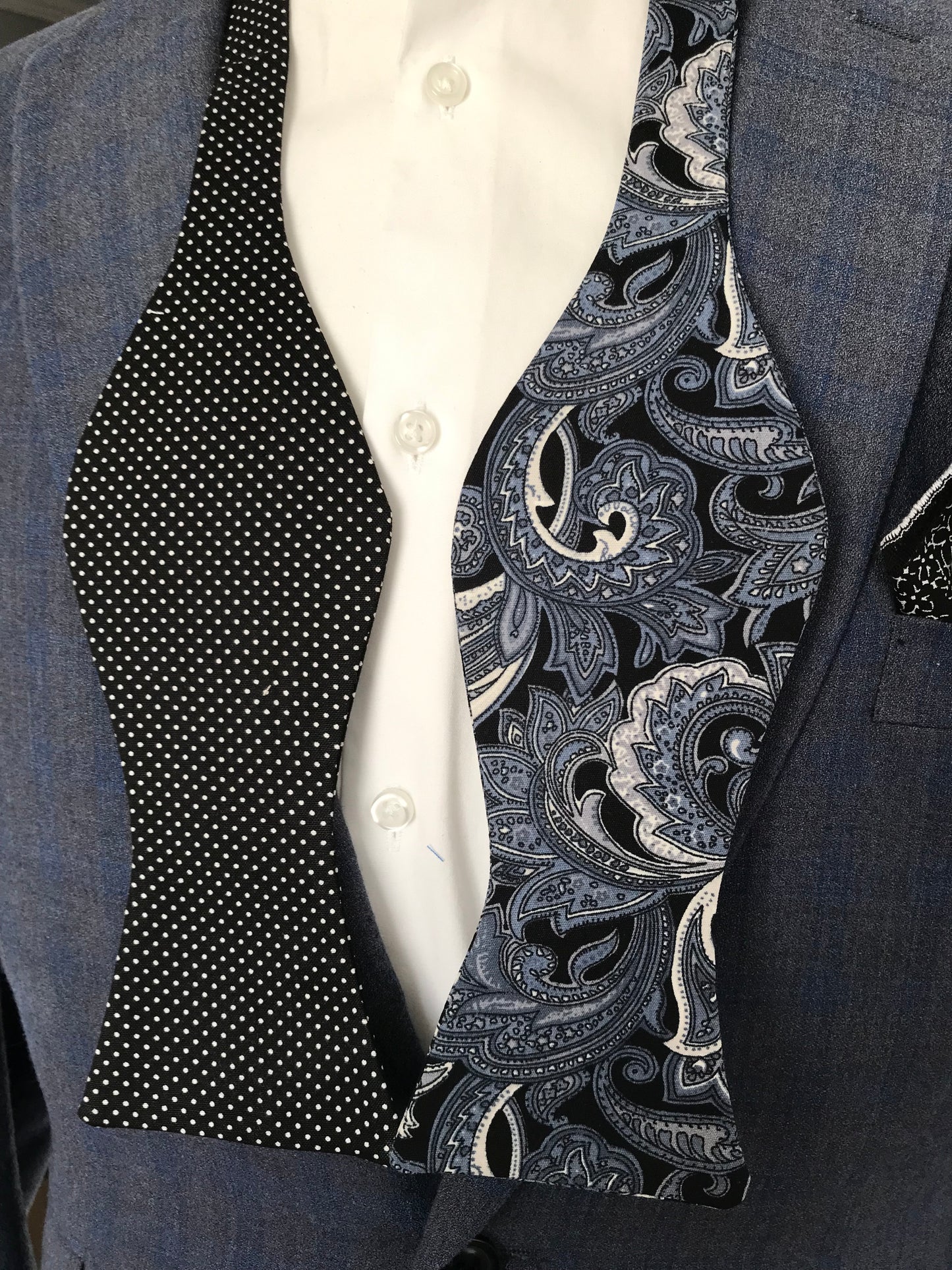 Black dot and mixed black and blue paisley print reversible Bowtie set (FATBOW)