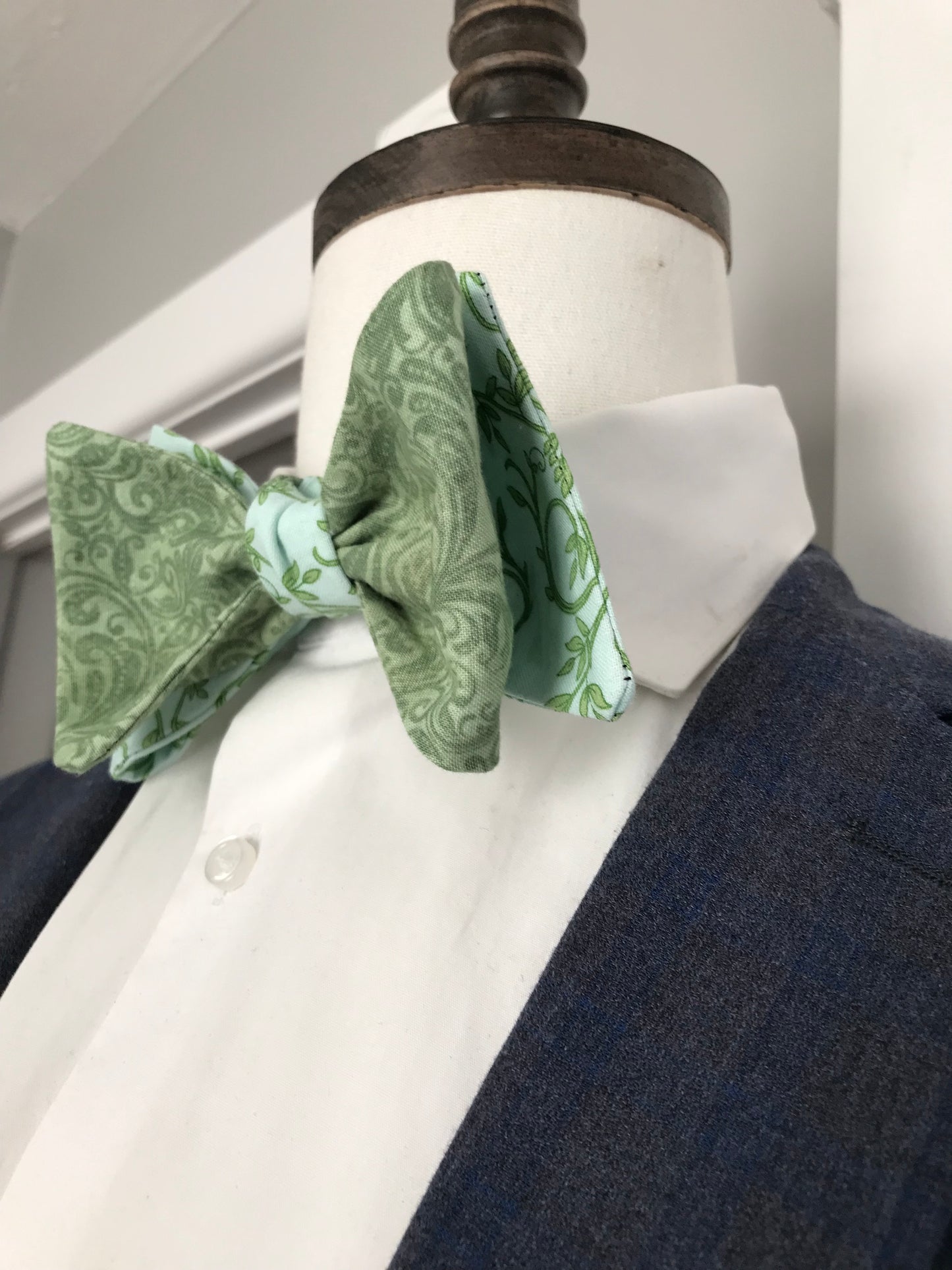 Green paisley and green print reversible Bowtie set (FATBOW)