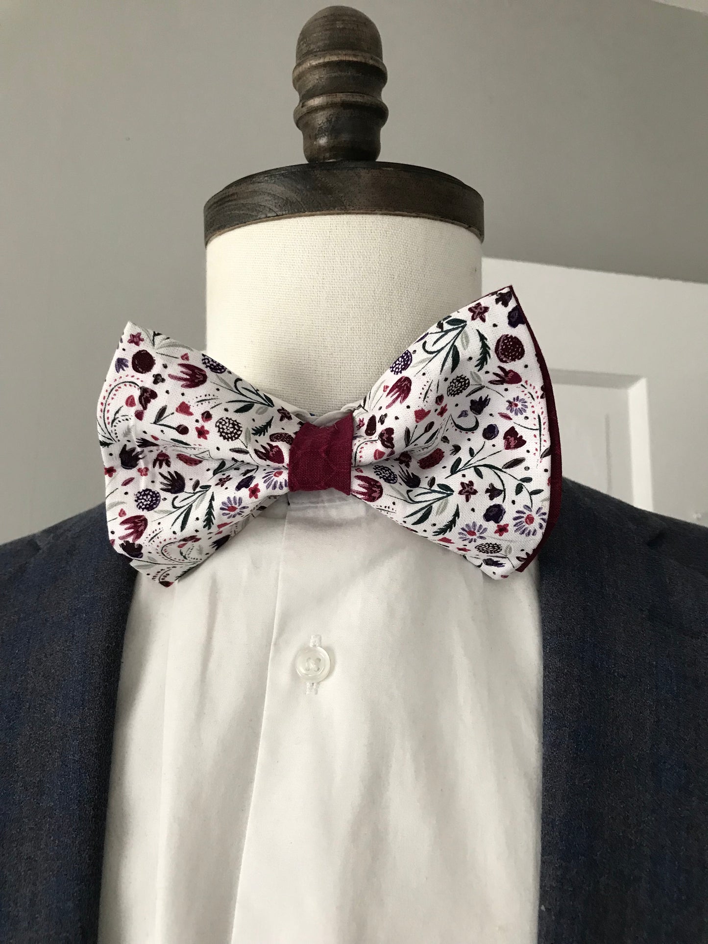 Red white and blue print prettied Bowtie