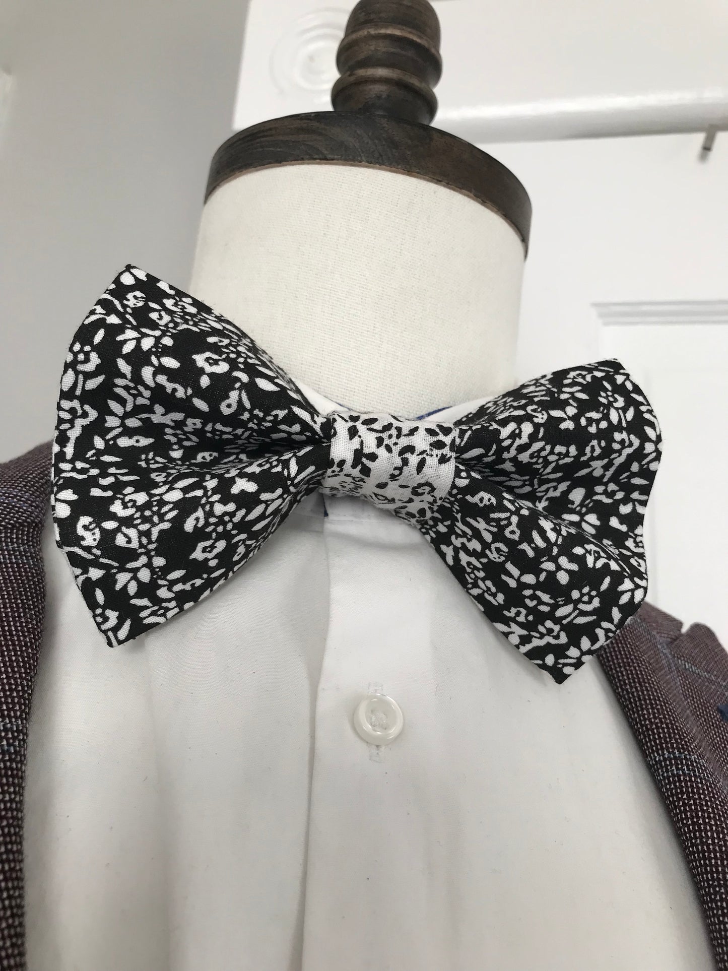 Black and white Pre-Tied Bowtie set