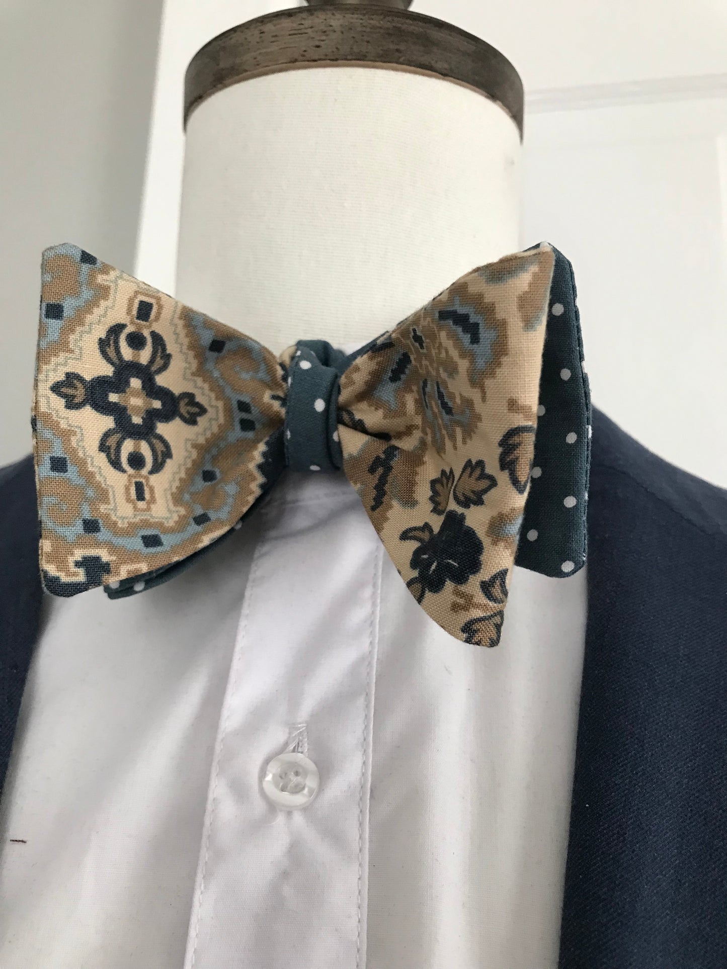 Grayish blue print with blue grey dot reversible Bowtie set