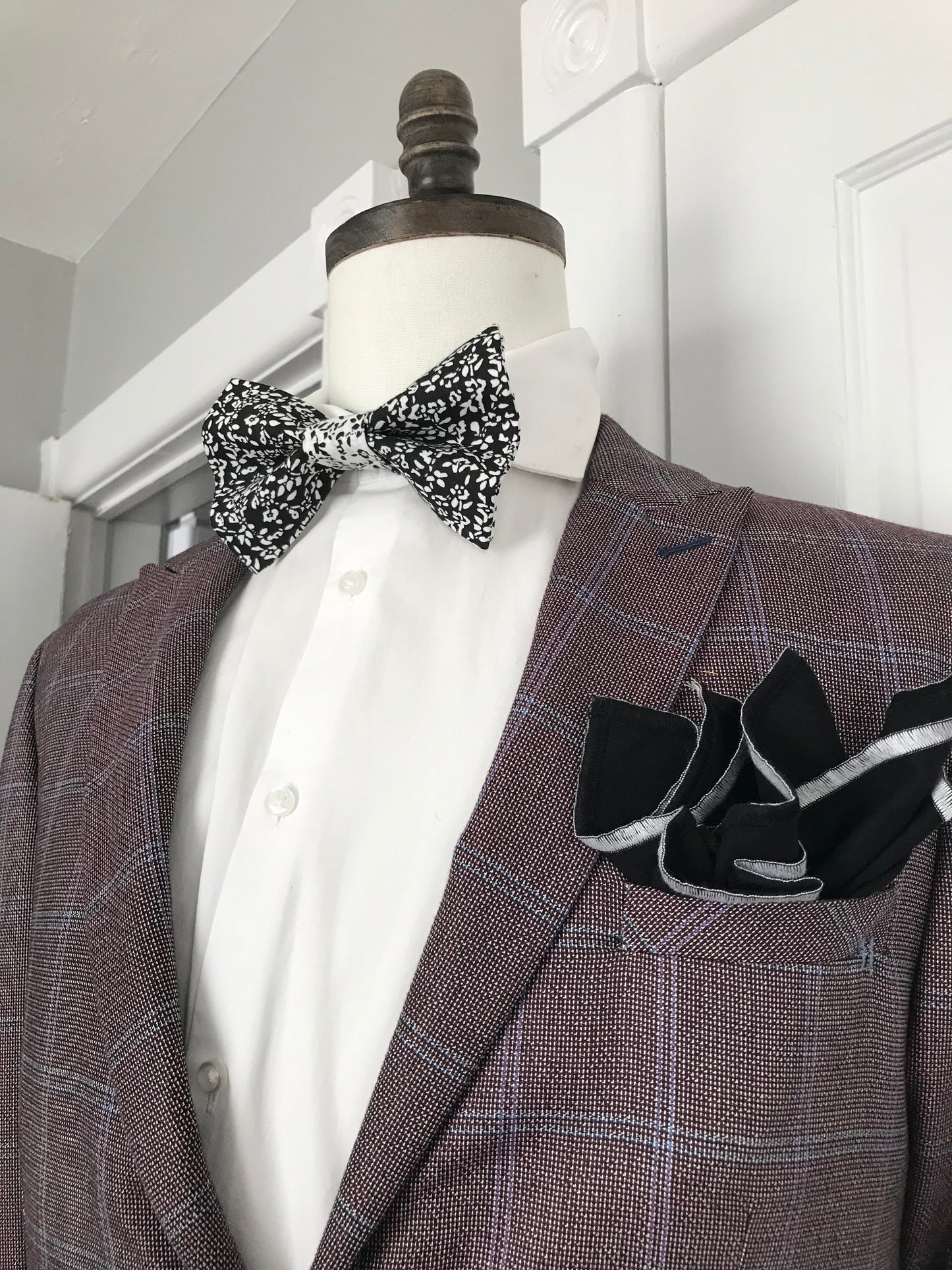 Black and white Pre-Tied Bowtie set
