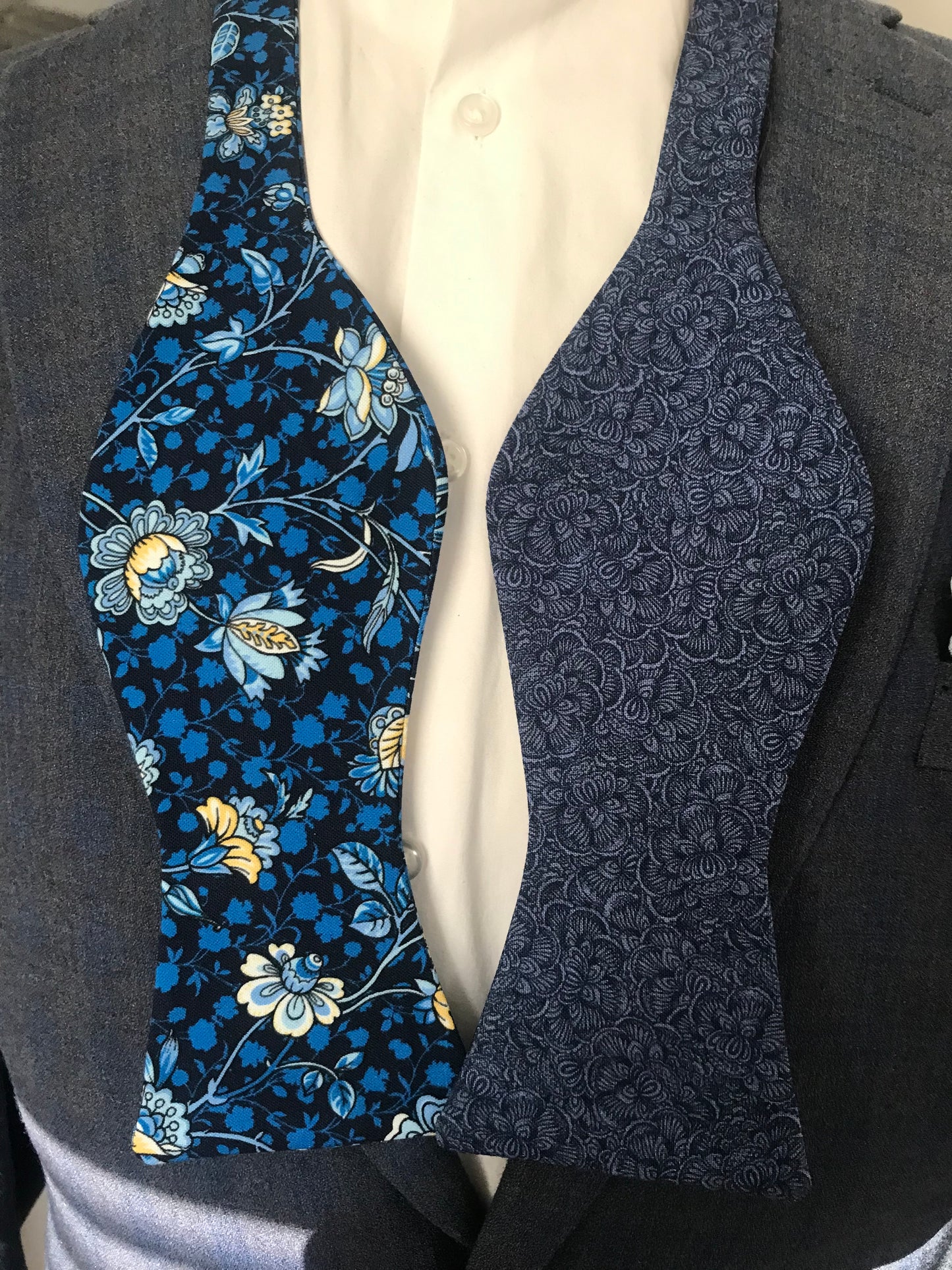 Blue flower and blue paisley print reversible Bowtie set (FATBOW)