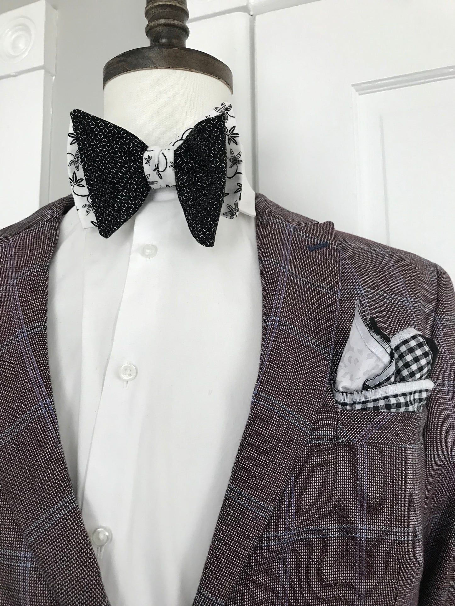 Black print with white and black print reversible Bowtie set (FATBOW)