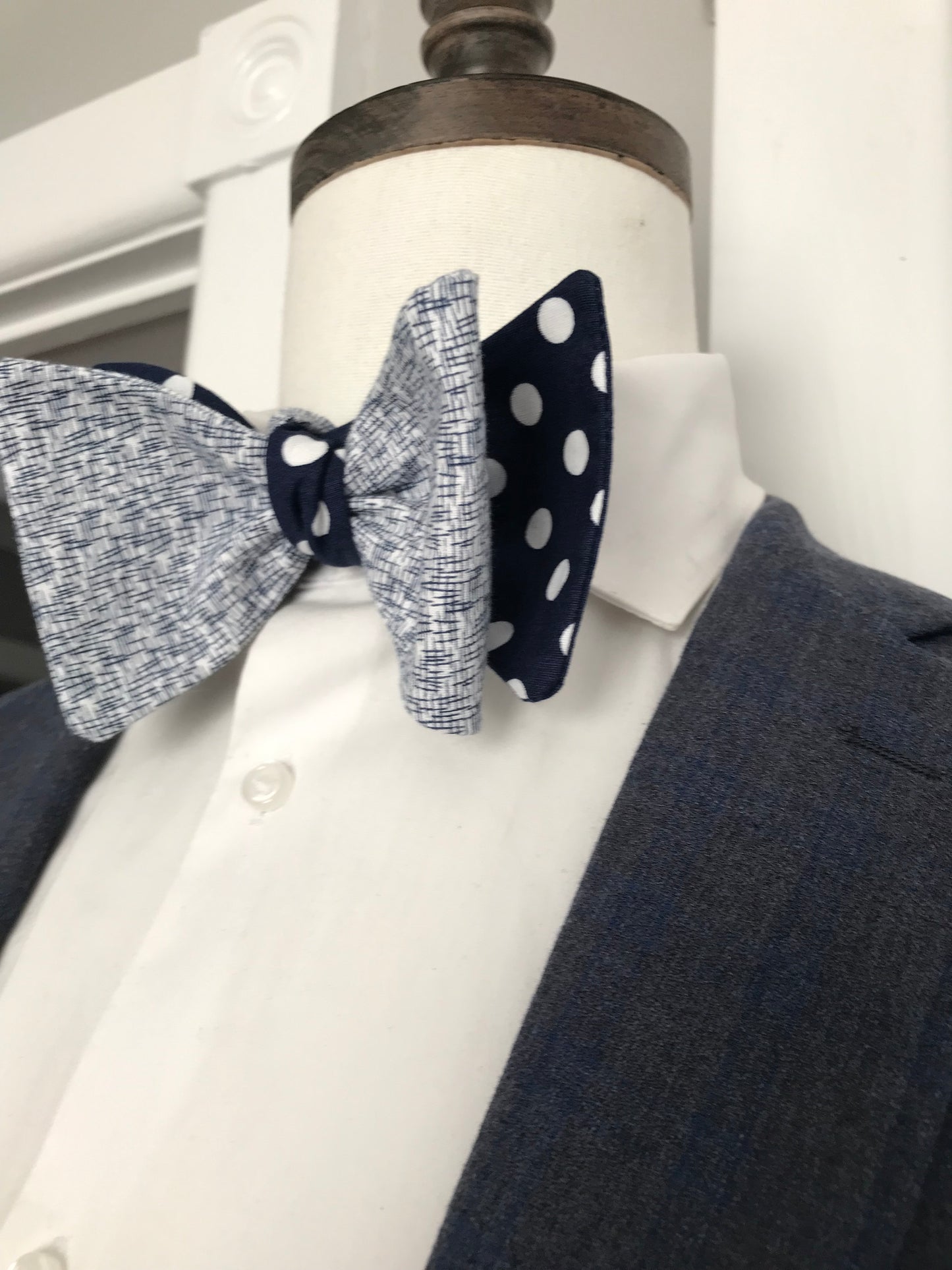 Blue print with blue dots reversible Bowtie set (FATBOW)