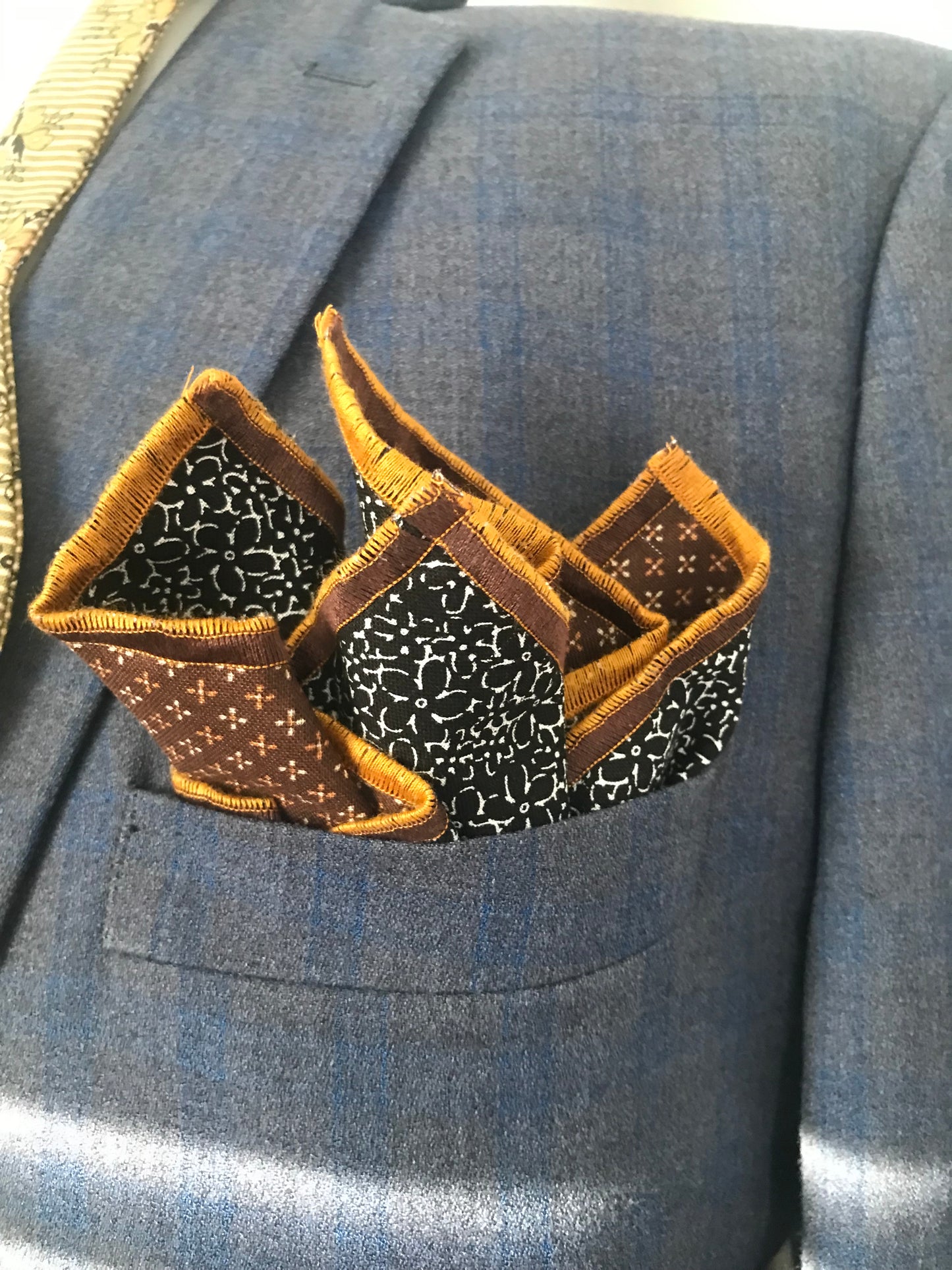 Black and goldish print reversible Bowtie set (FATBOW)