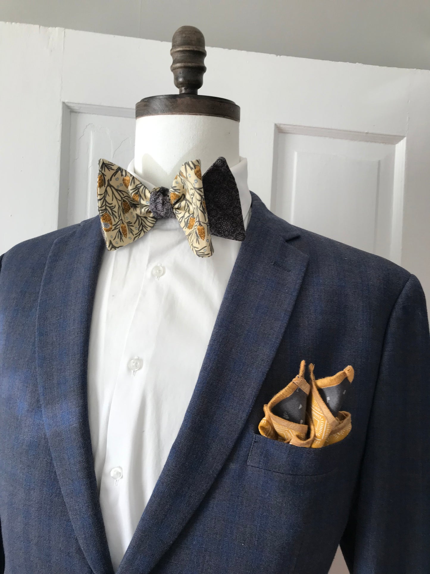 Dark grey and gold reversible Bowtie set (FATBOW)