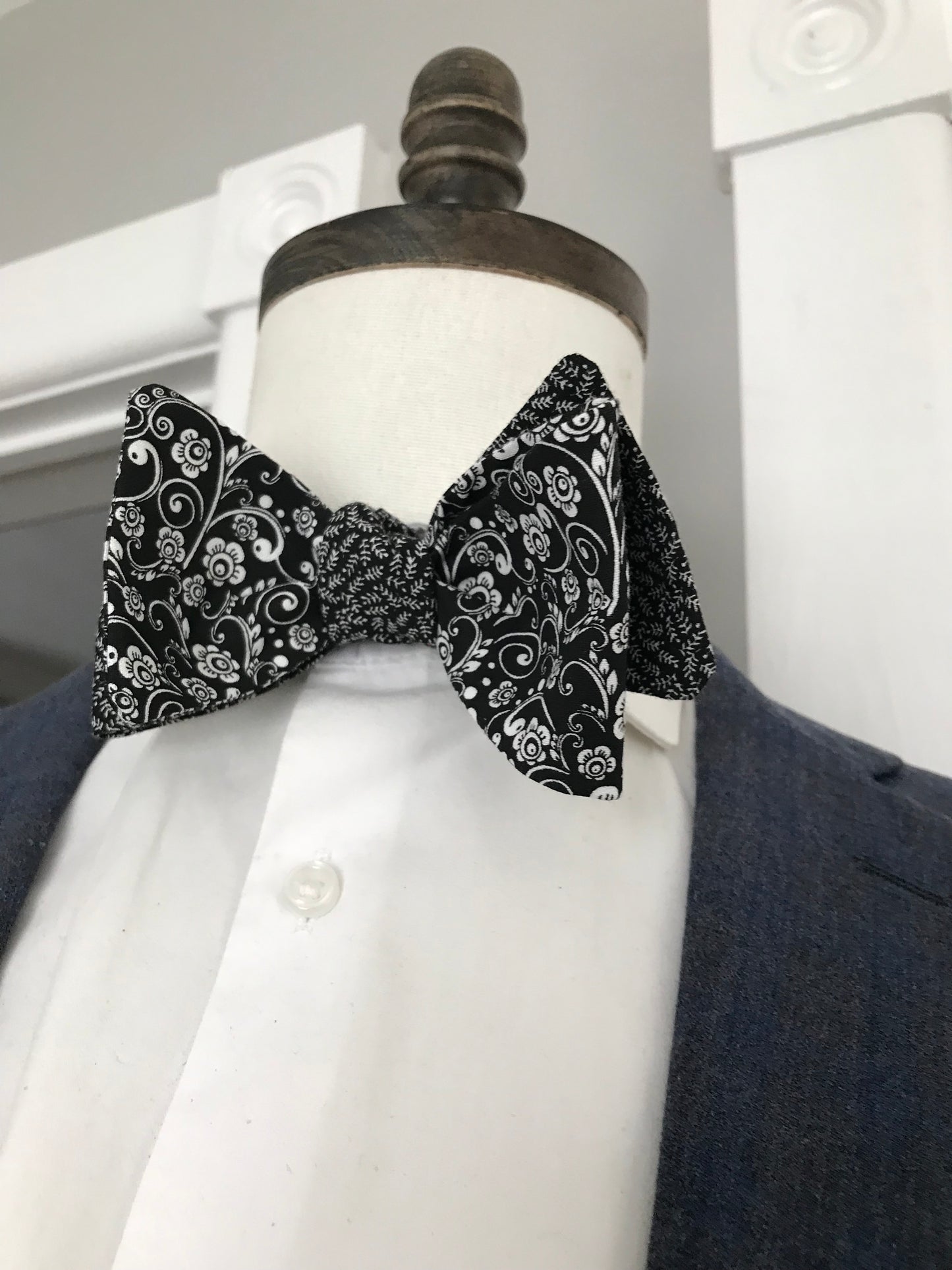 Black and white print reversible Bowtie set (traditional)