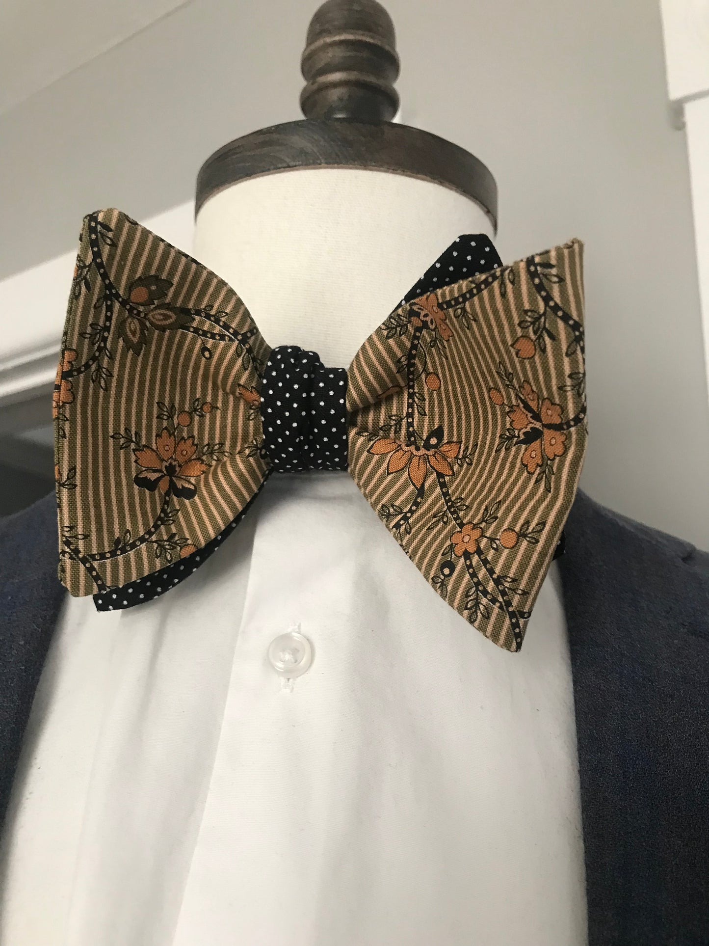 Black and goldish print reversible Bowtie set (FATBOW)
