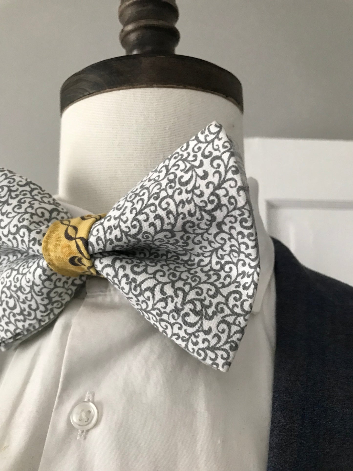 Light grey prettied bowtie