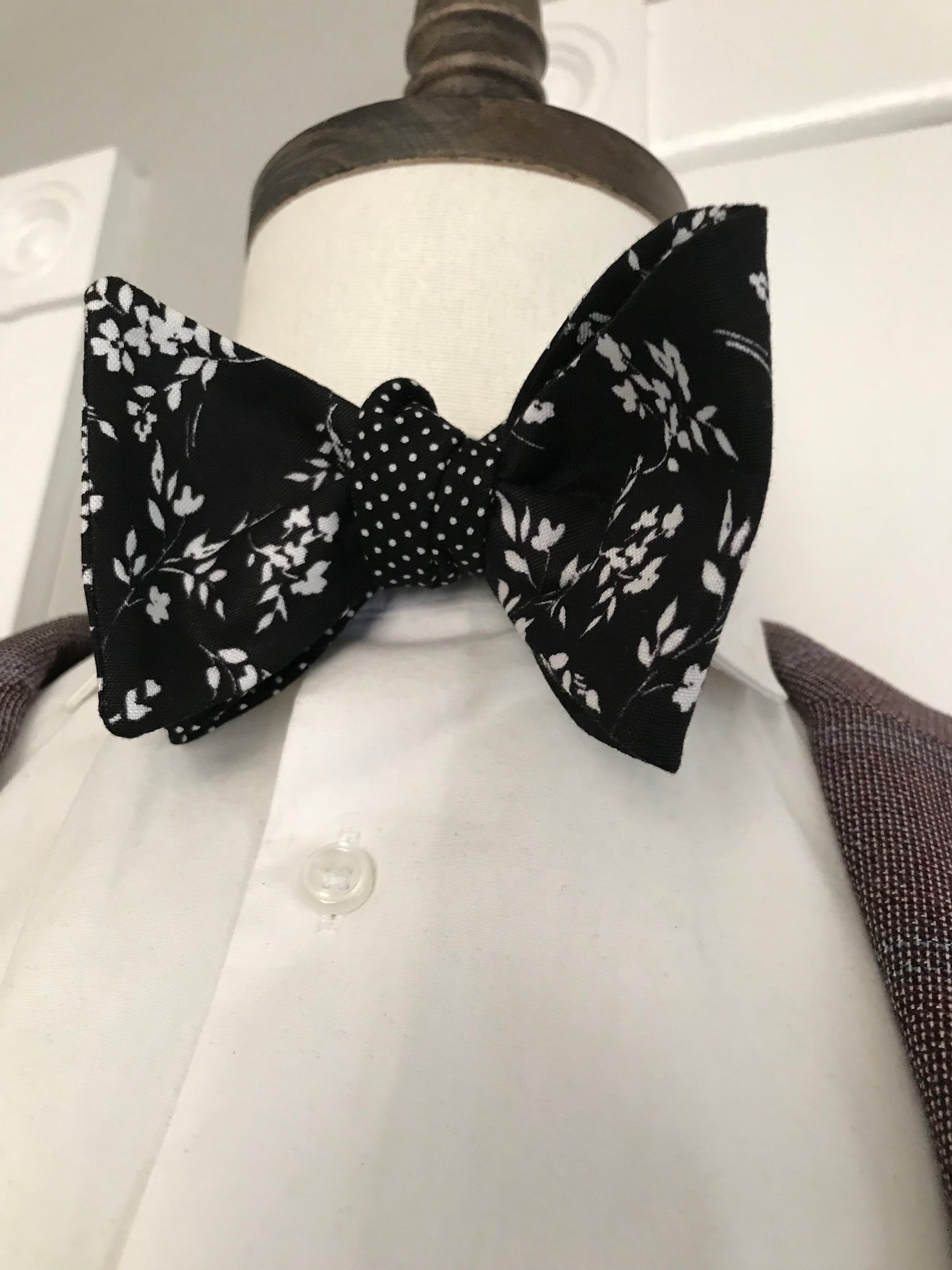 Black print and black and white paisley print reversible Bowtie set (traditional