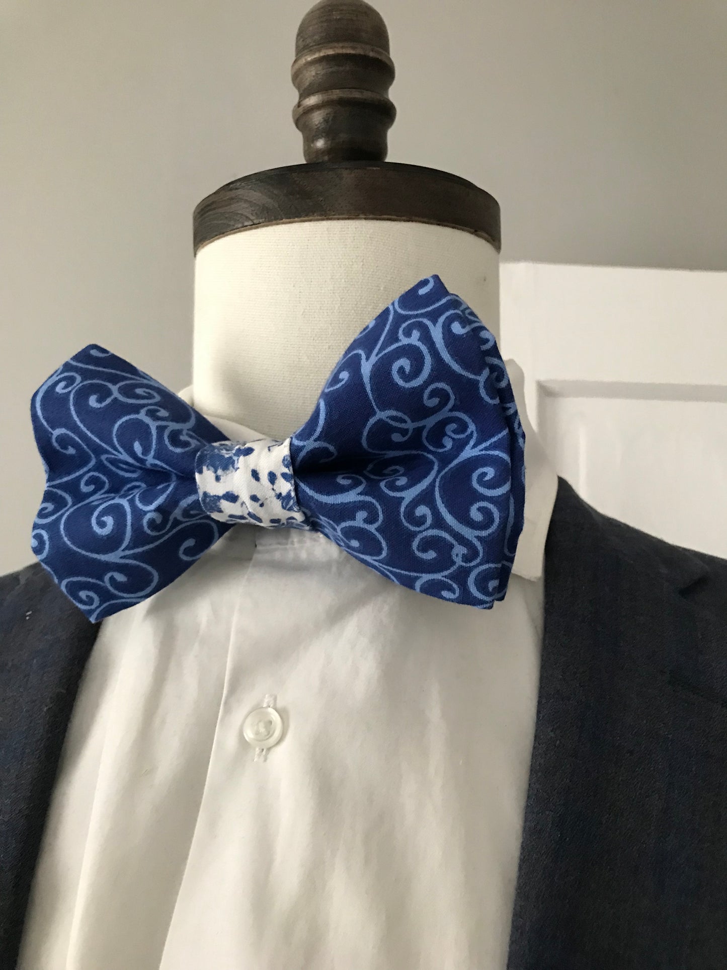 Dark blue prettied bowtie