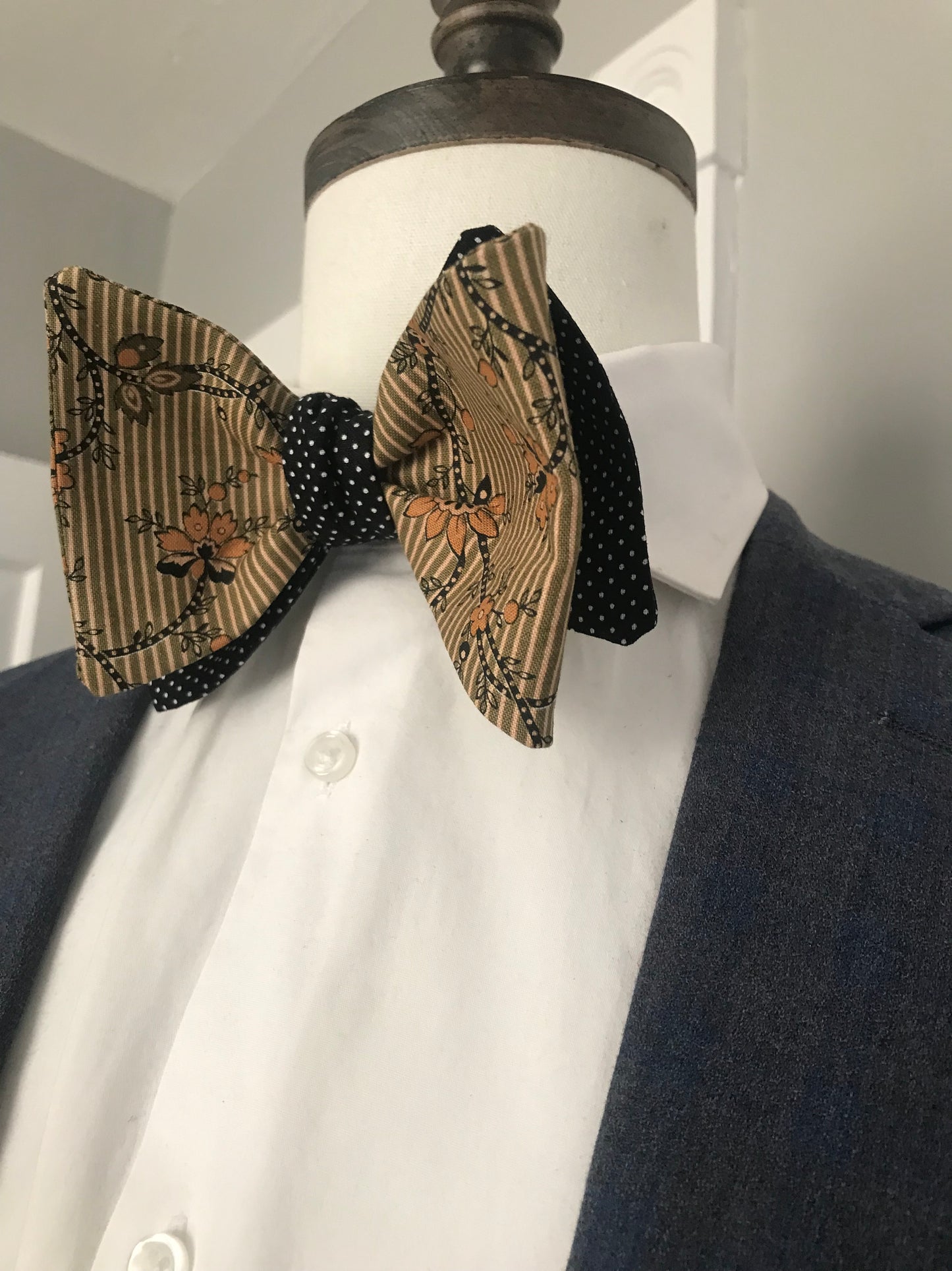 Black and goldish print reversible Bowtie set (FATBOW)