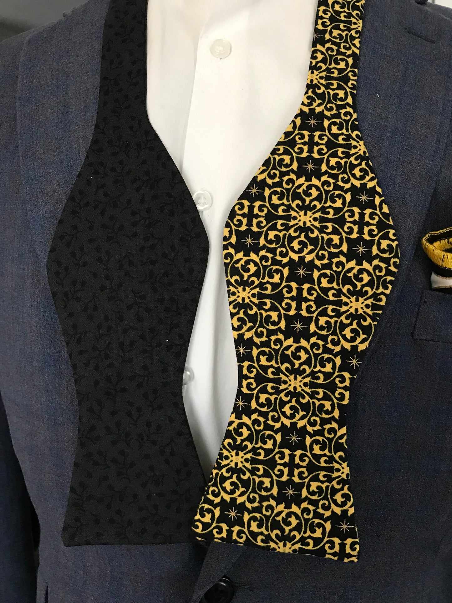 Black and gold print reversible Bowtie set (FATBOW)