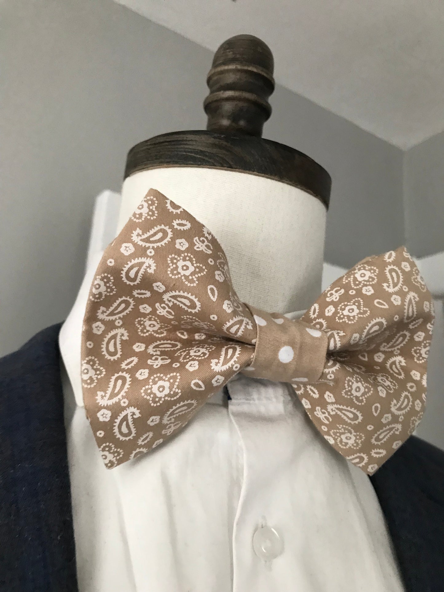 Tan print prettied Bowtie