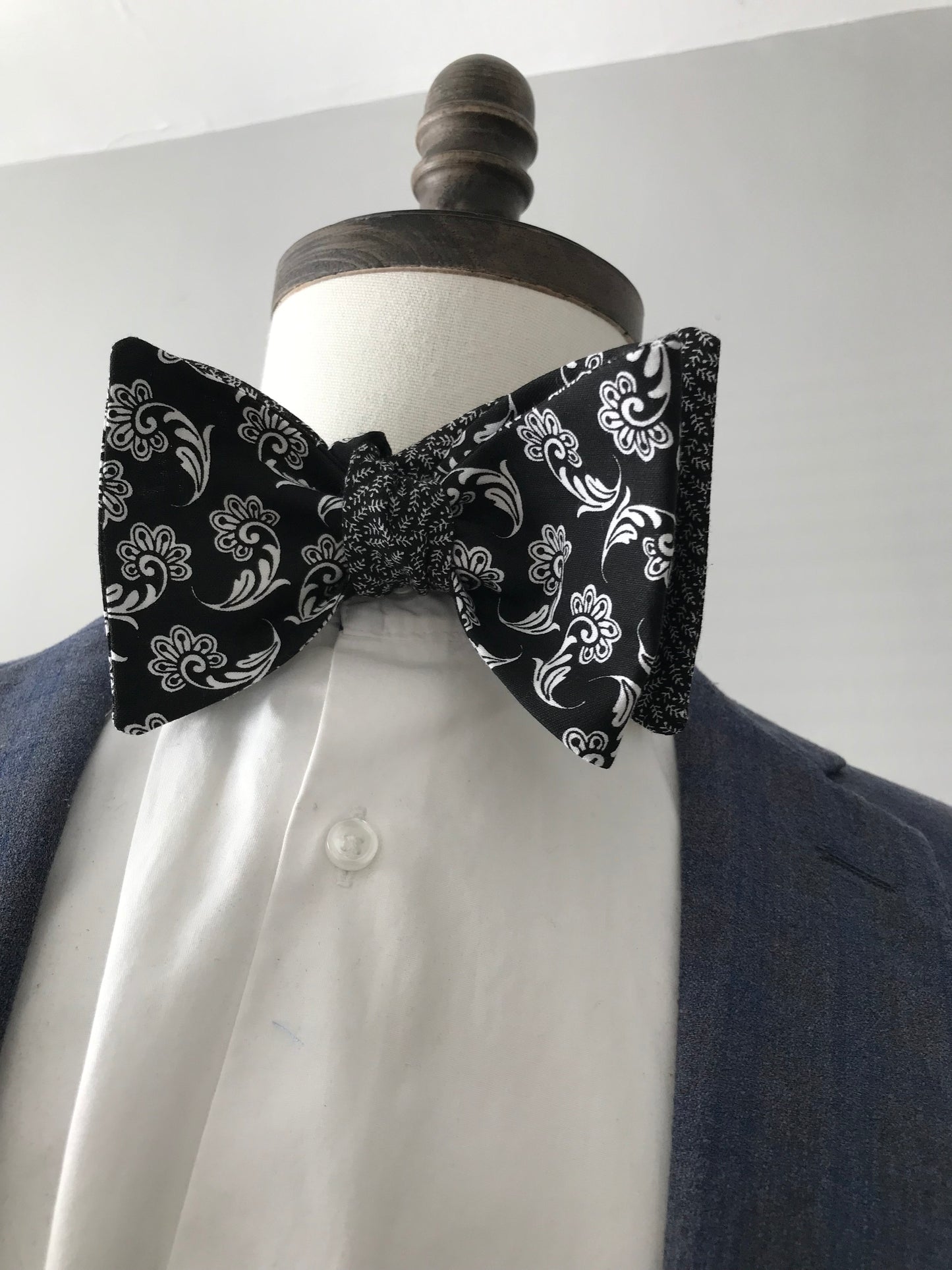 Black and white print reversible Bowtie set (FATBOW)