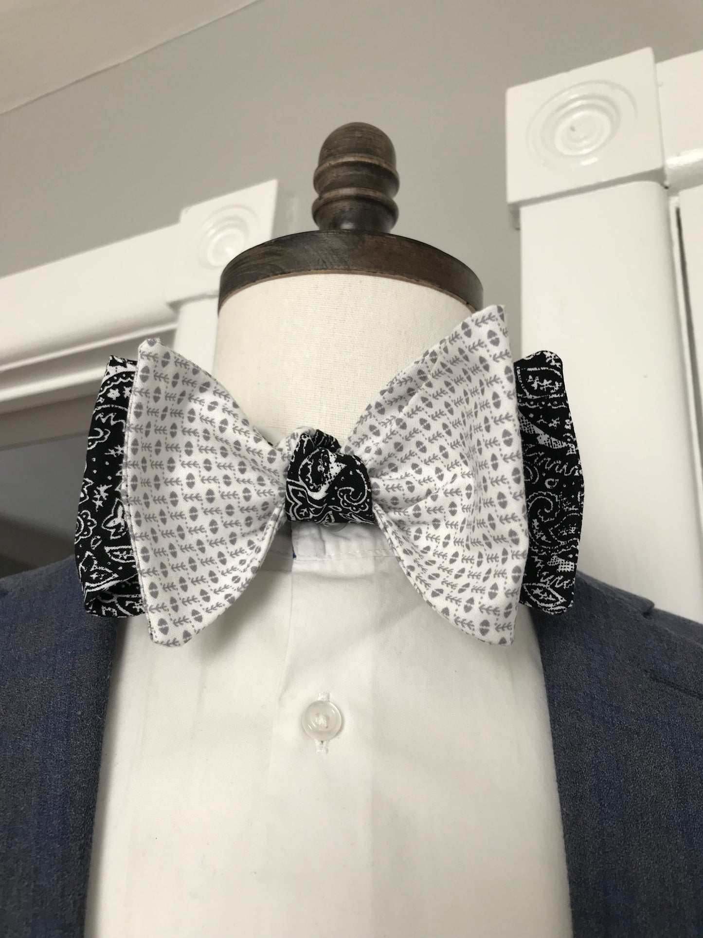 Black paisley and white print reversible Bowtie set (FATBOW)