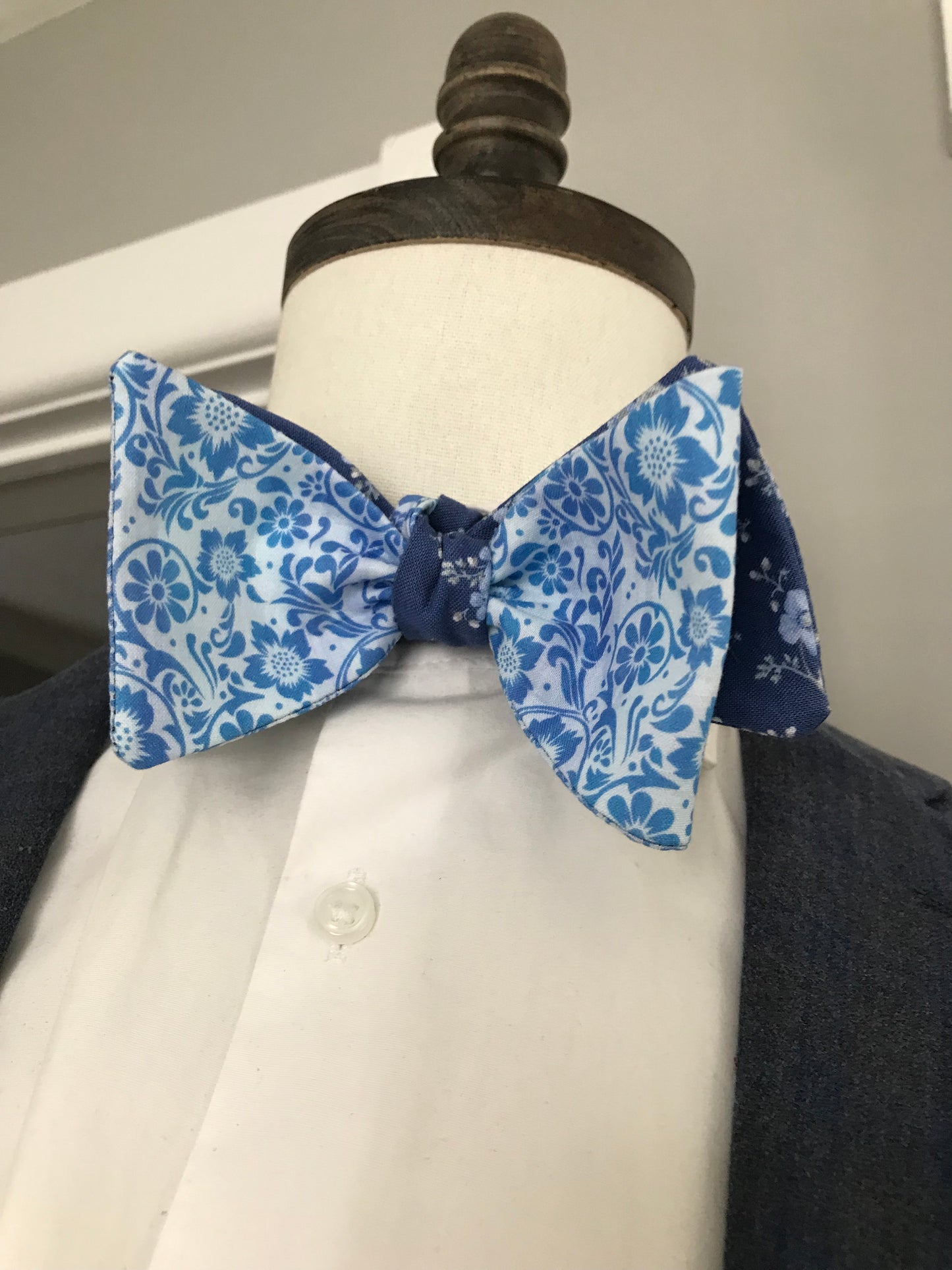 Light blue with blue print reversible Bowtie set (traditional)