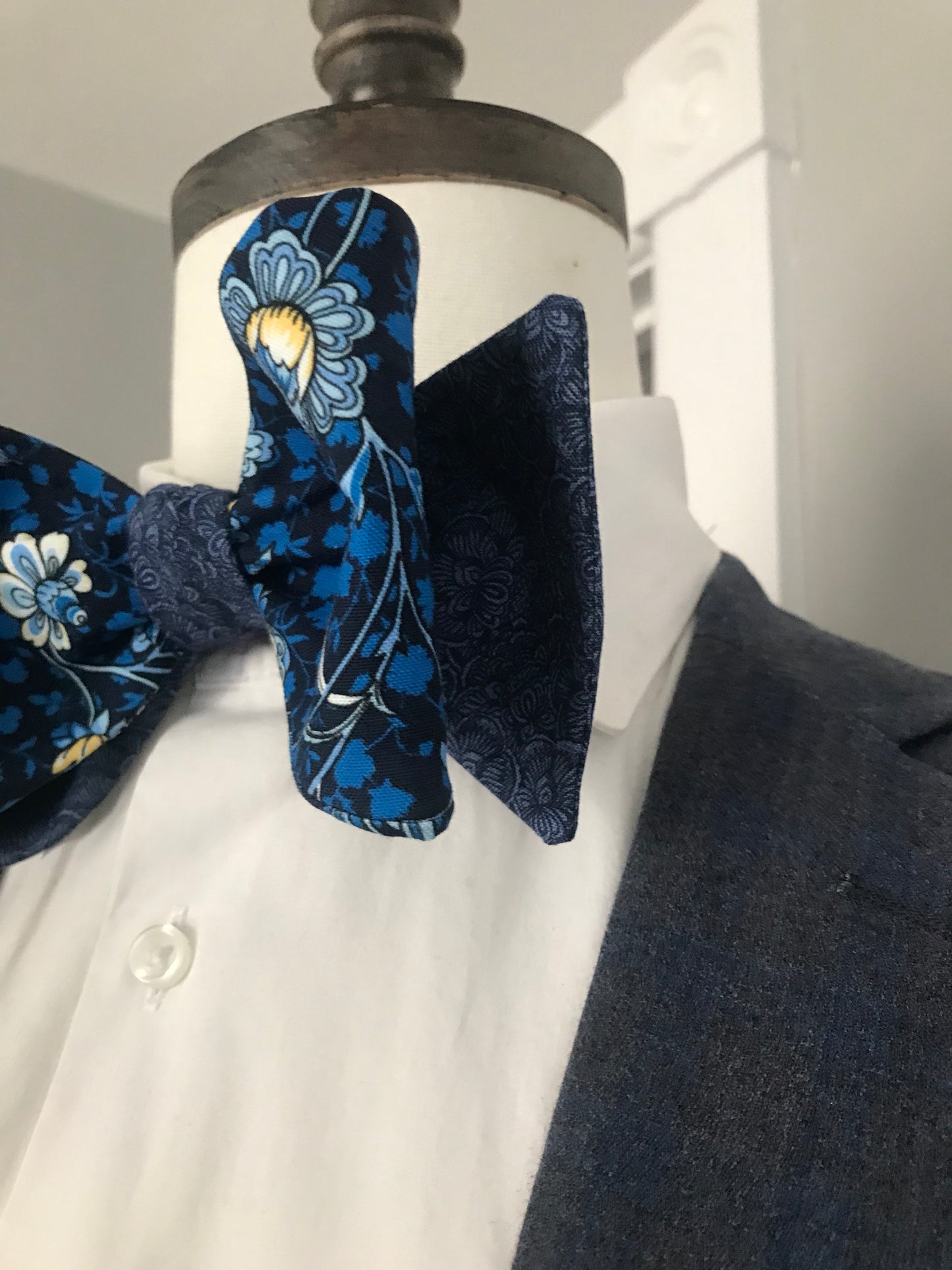 Blue flower and blue paisley print reversible Bowtie set (FATBOW)