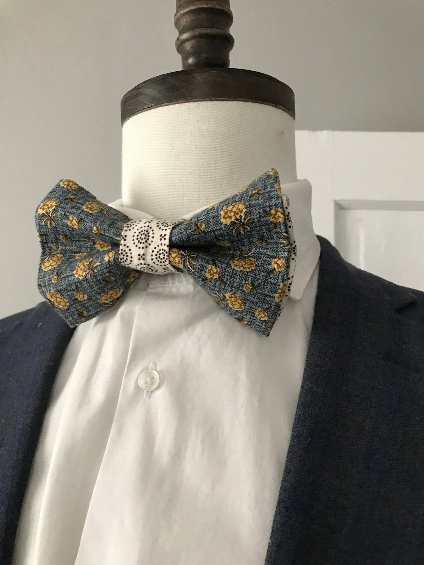 Grayish and gold prettied Bowtie