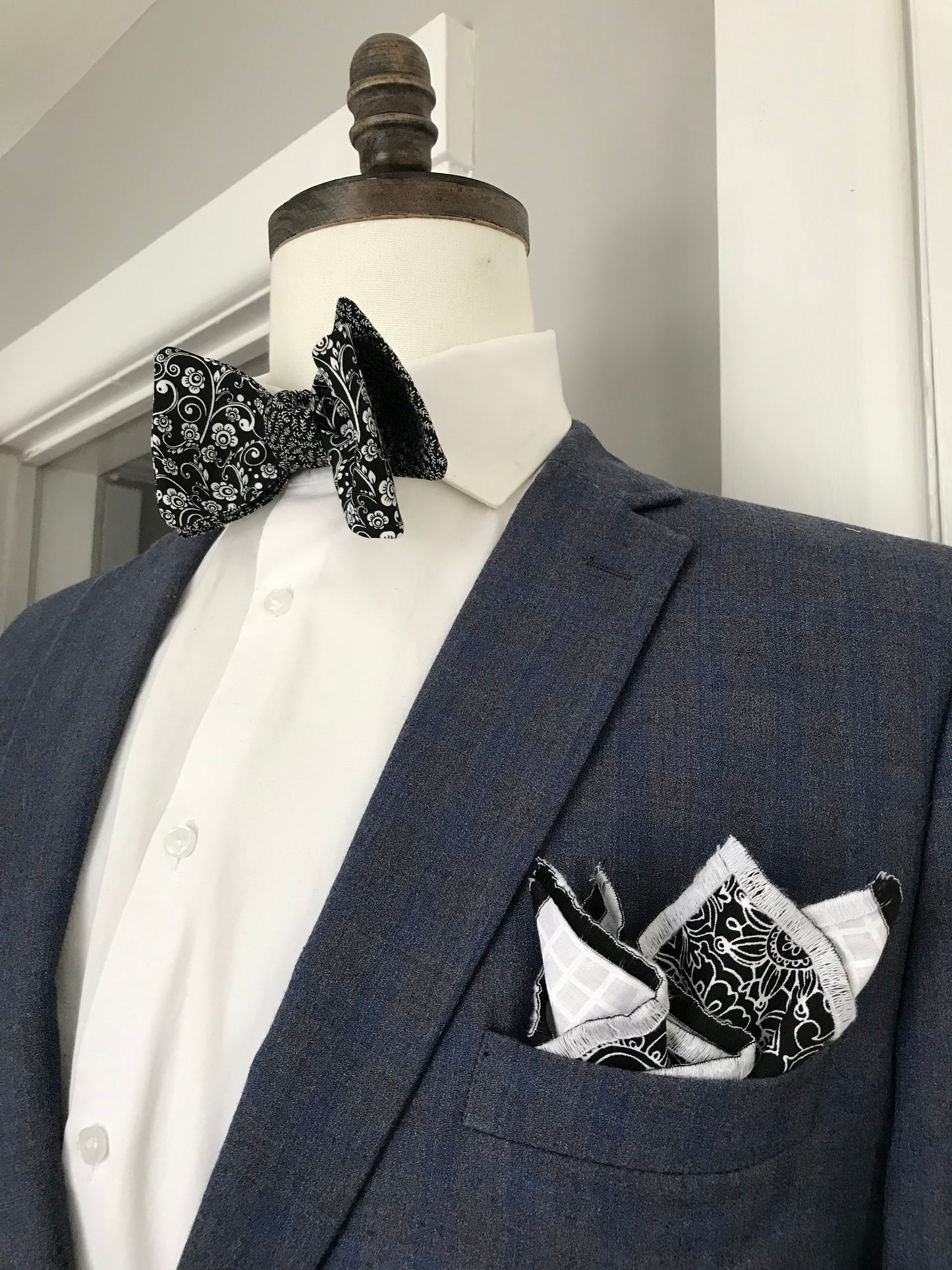 Black and white print reversible Bowtie set (traditional)