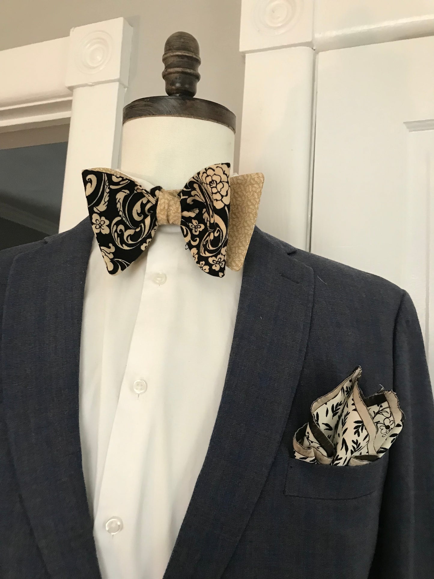 Black and beige print reversible Bowtie set (FATBOW)