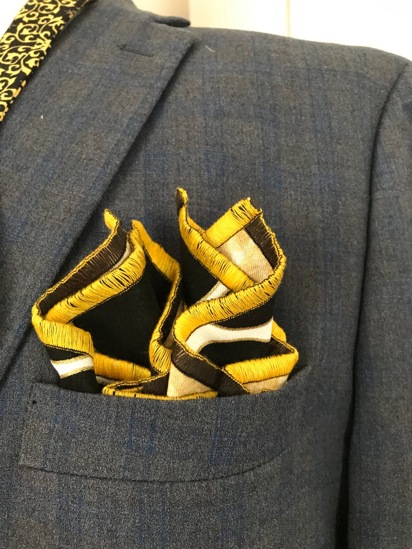 Black and gold print reversible Bowtie set (FATBOW)