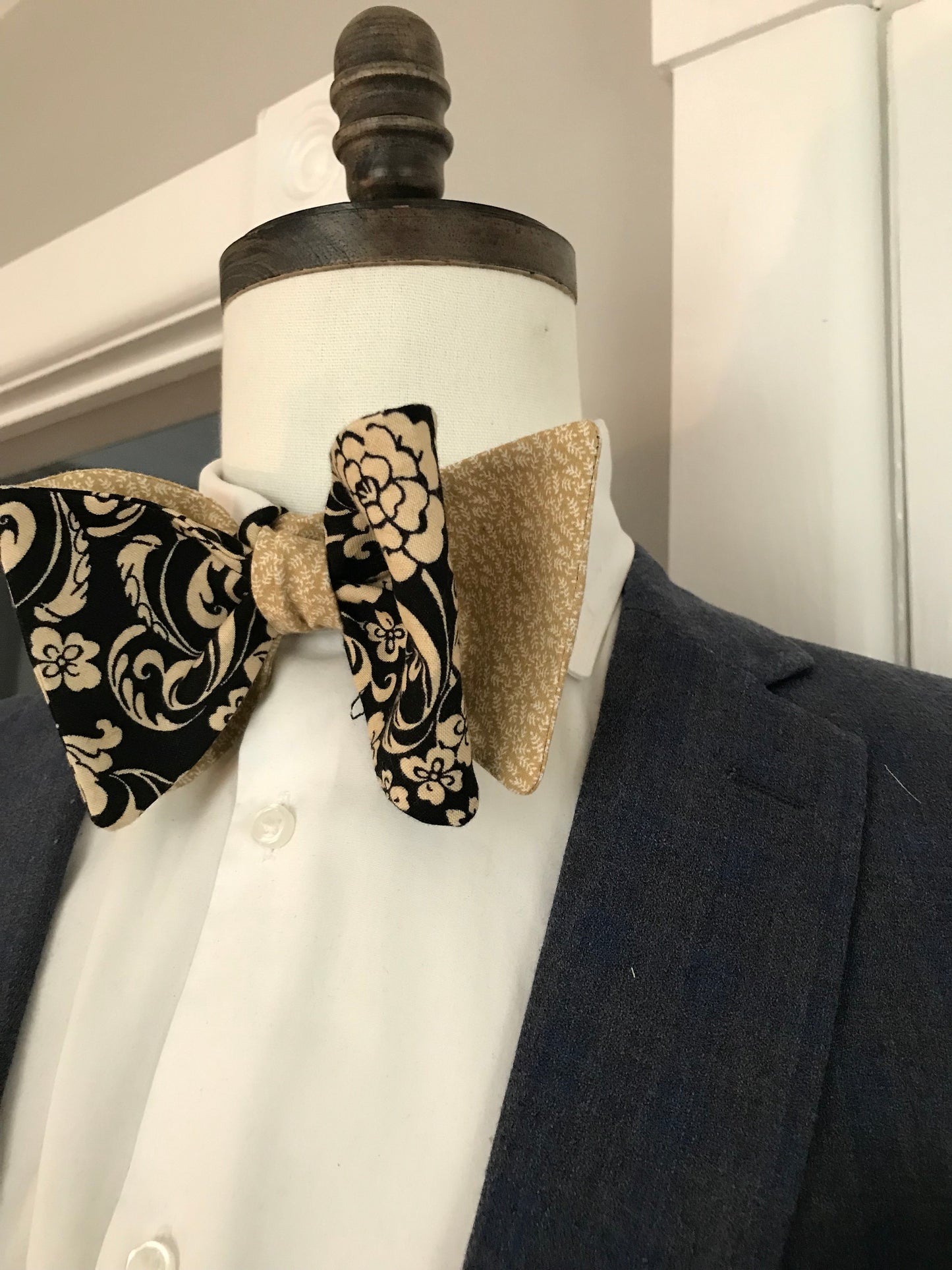 Black and beige print reversible Bowtie set (FATBOW)