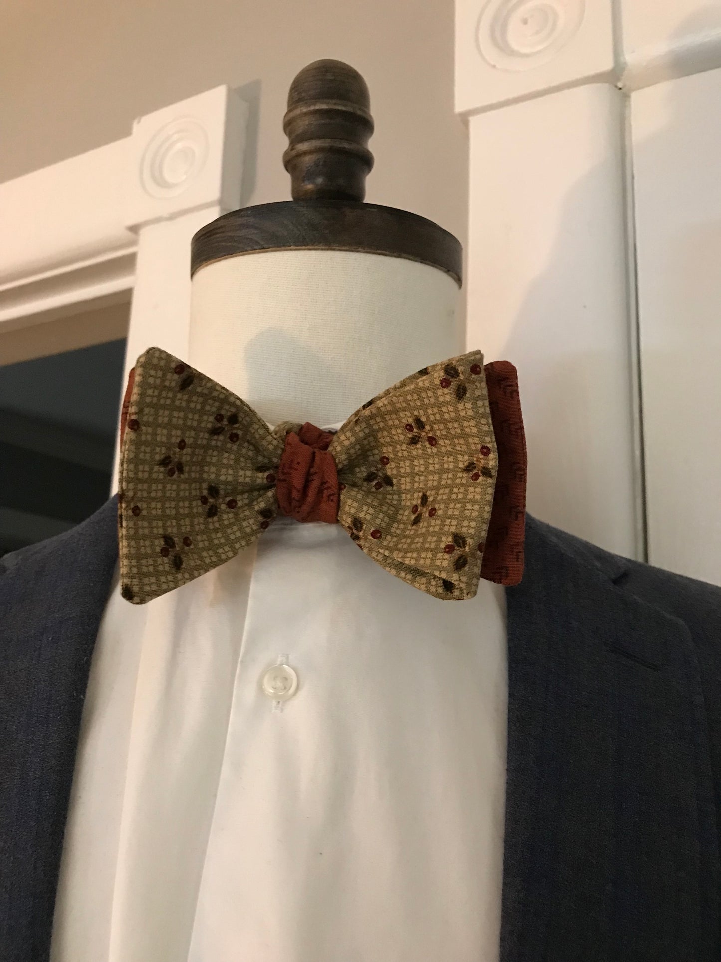 Rust and deeper tan print reversible Bowtie set (traditional)