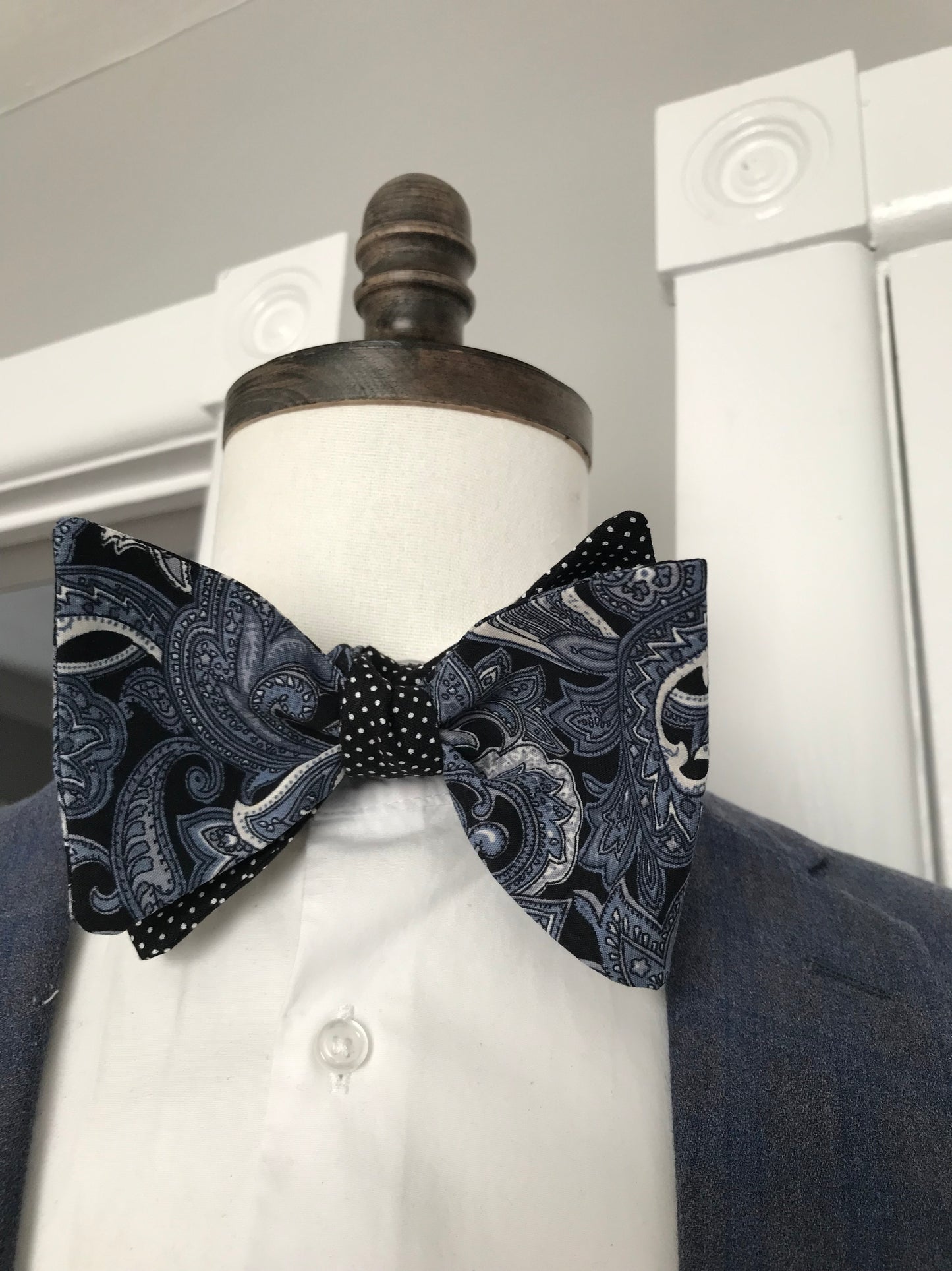 Black dot and mixed black and blue paisley print reversible Bowtie set (FATBOW)