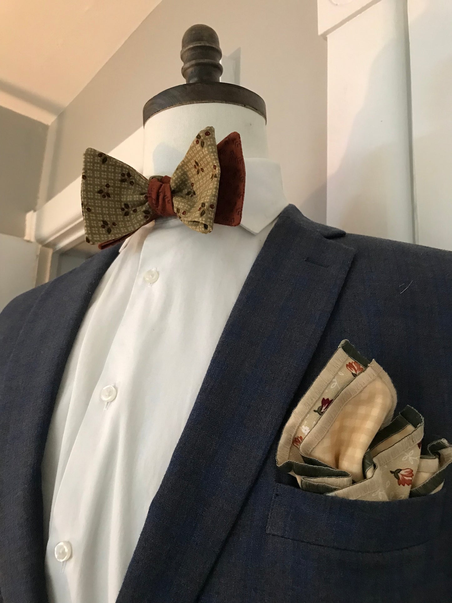 Rust and deeper tan print reversible Bowtie set (traditional)