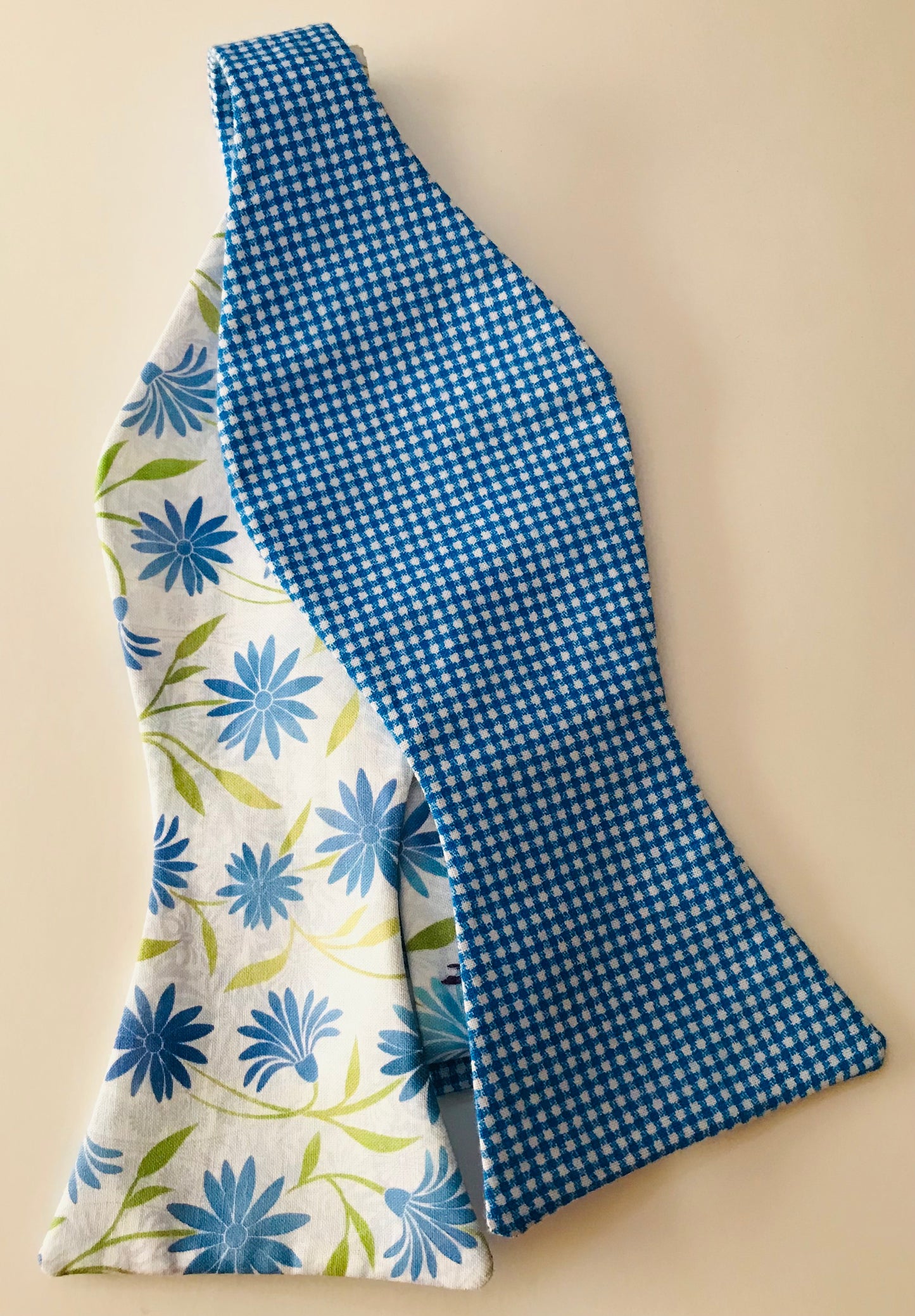 Blue and white reversible FATBOW with blending socks