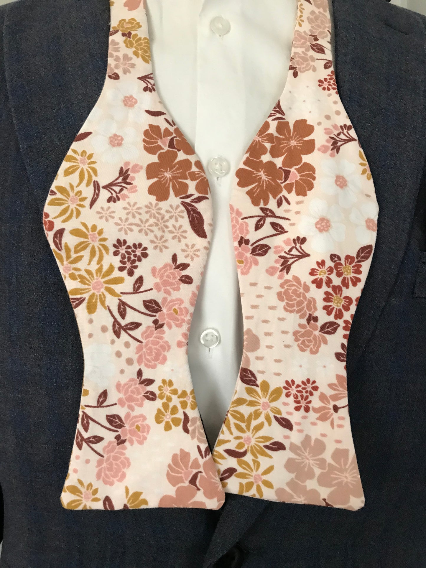 Peach tan specks of brown bowtie set (FATBOW)