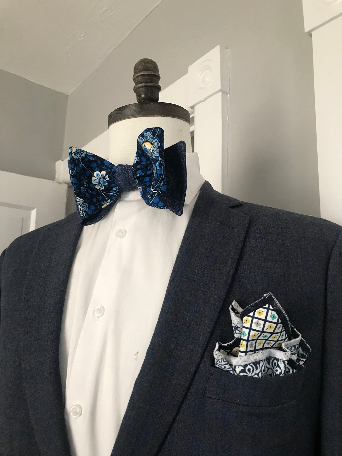 Blue flower and blue paisley print reversible Bowtie set (FATBOW)