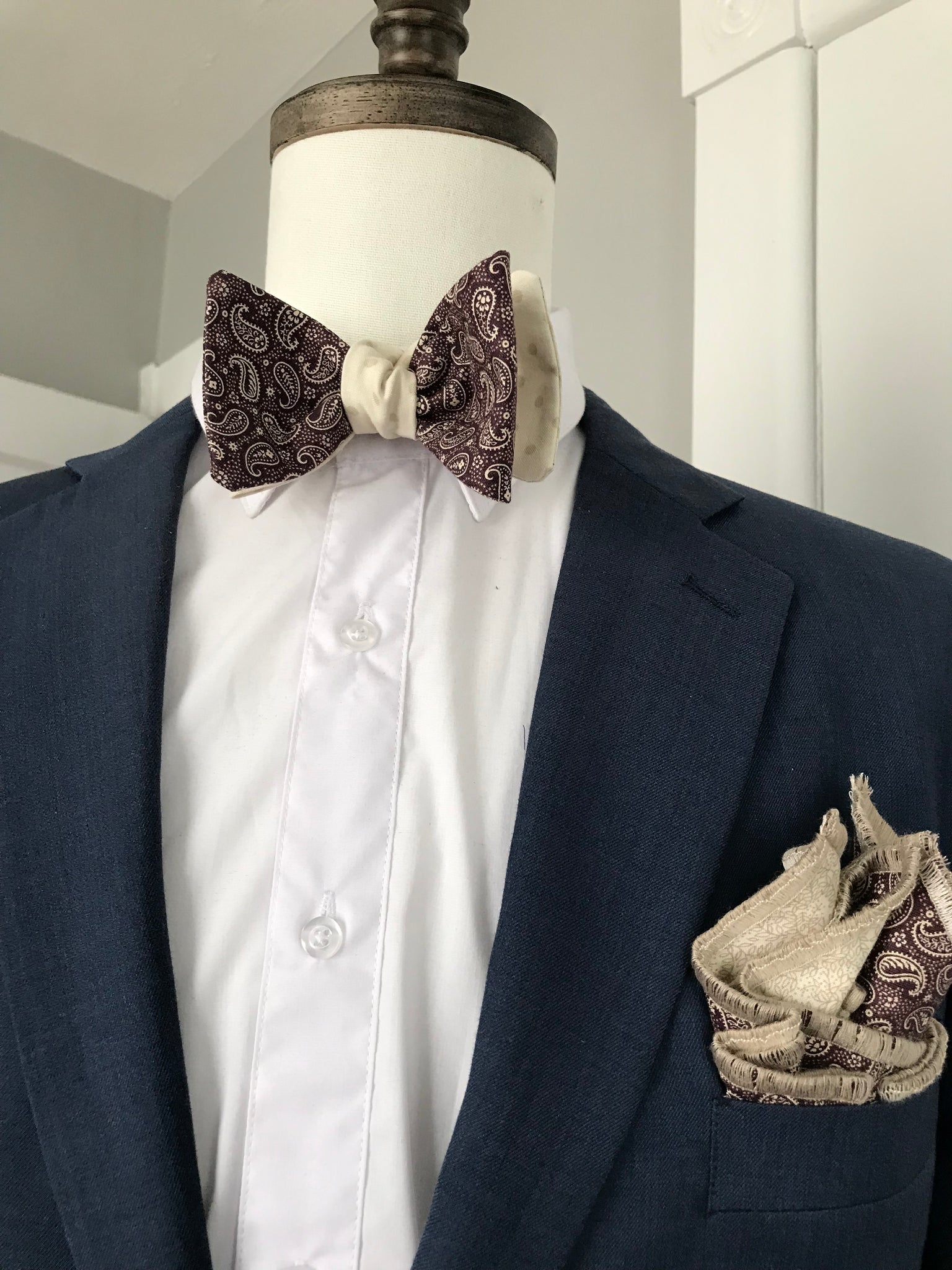 Purplish paisley print with beige dots reversible Bowtie set