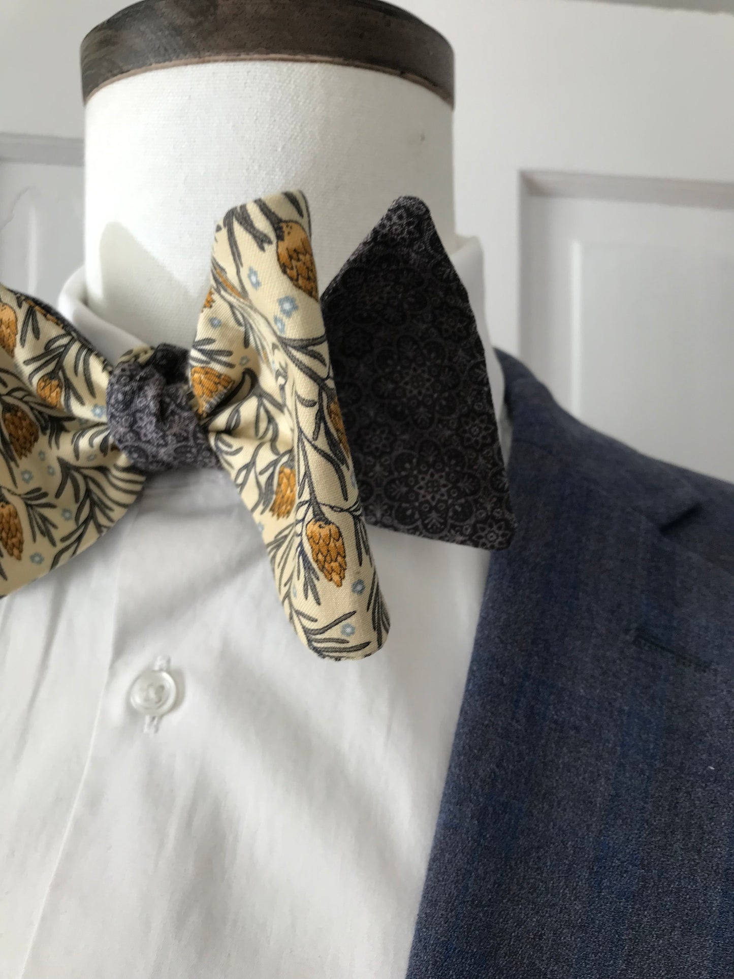 Dark grey and gold reversible Bowtie set (FATBOW)