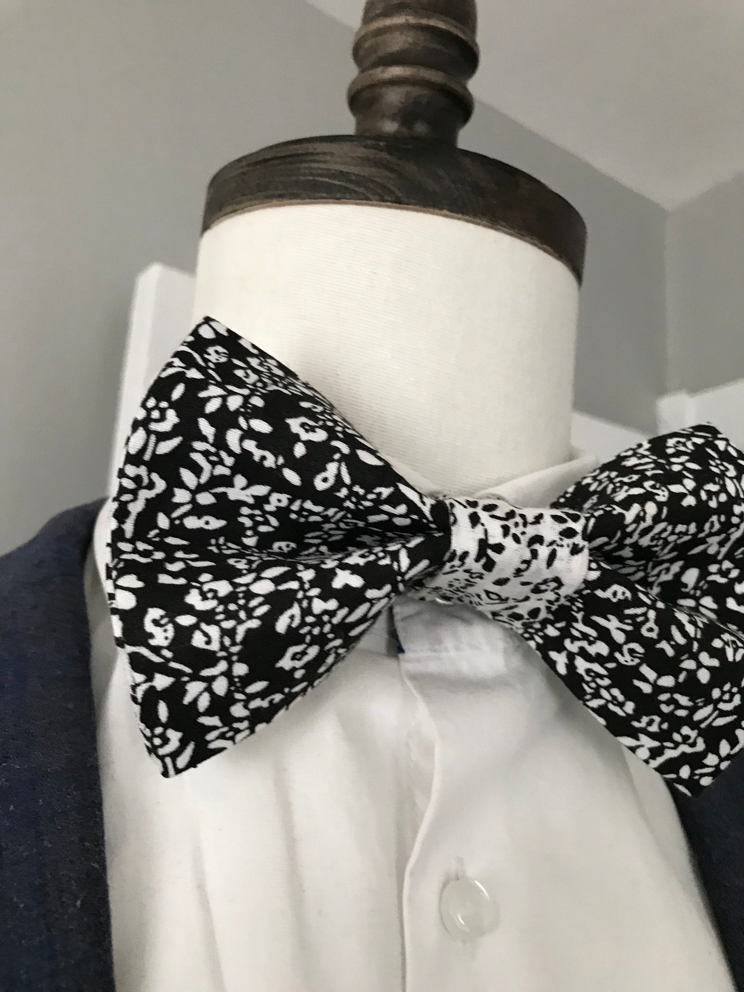 White and black prettied Bowtie