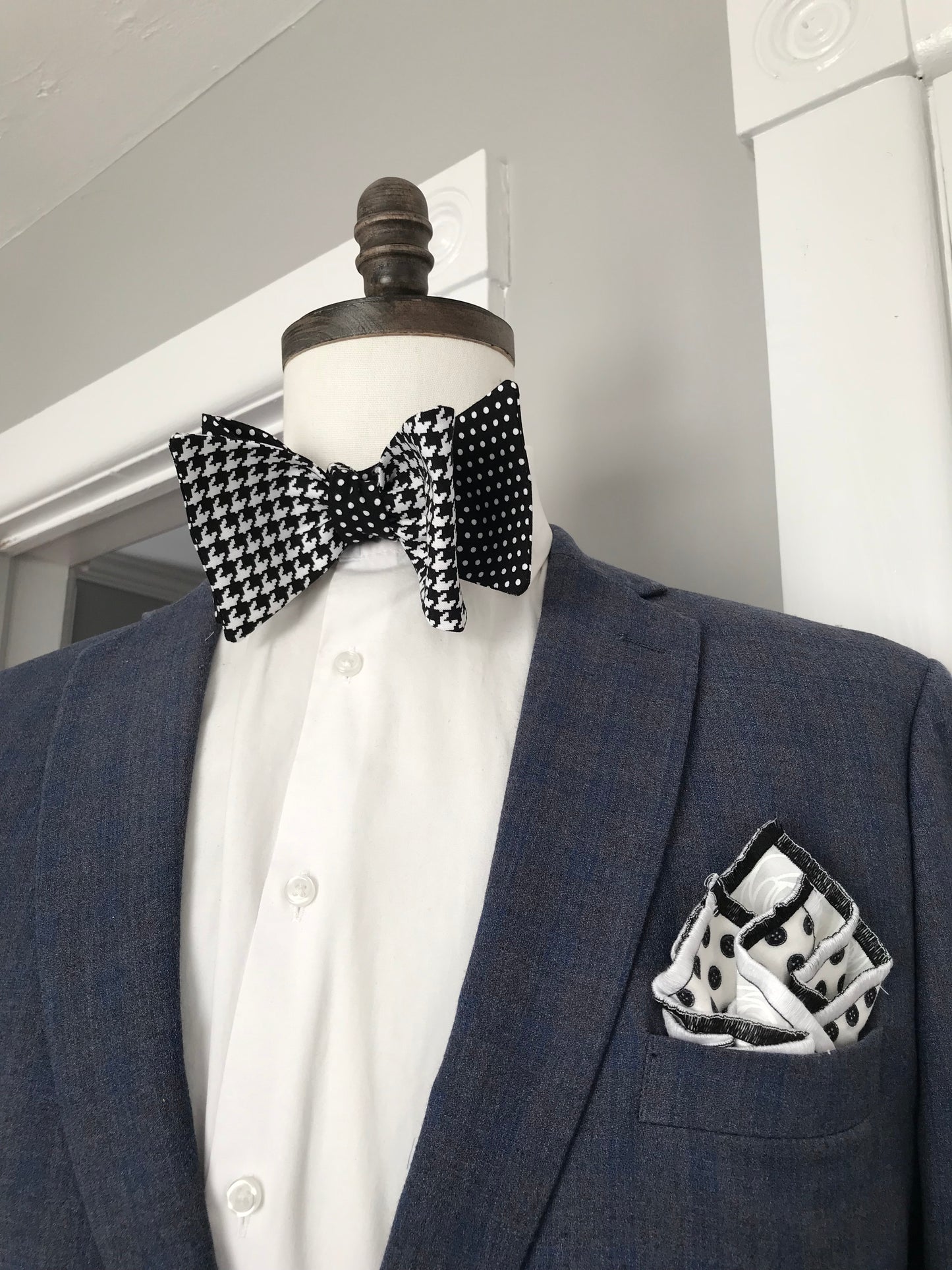 Black and White print reversible Bowtie set (FATBOW)