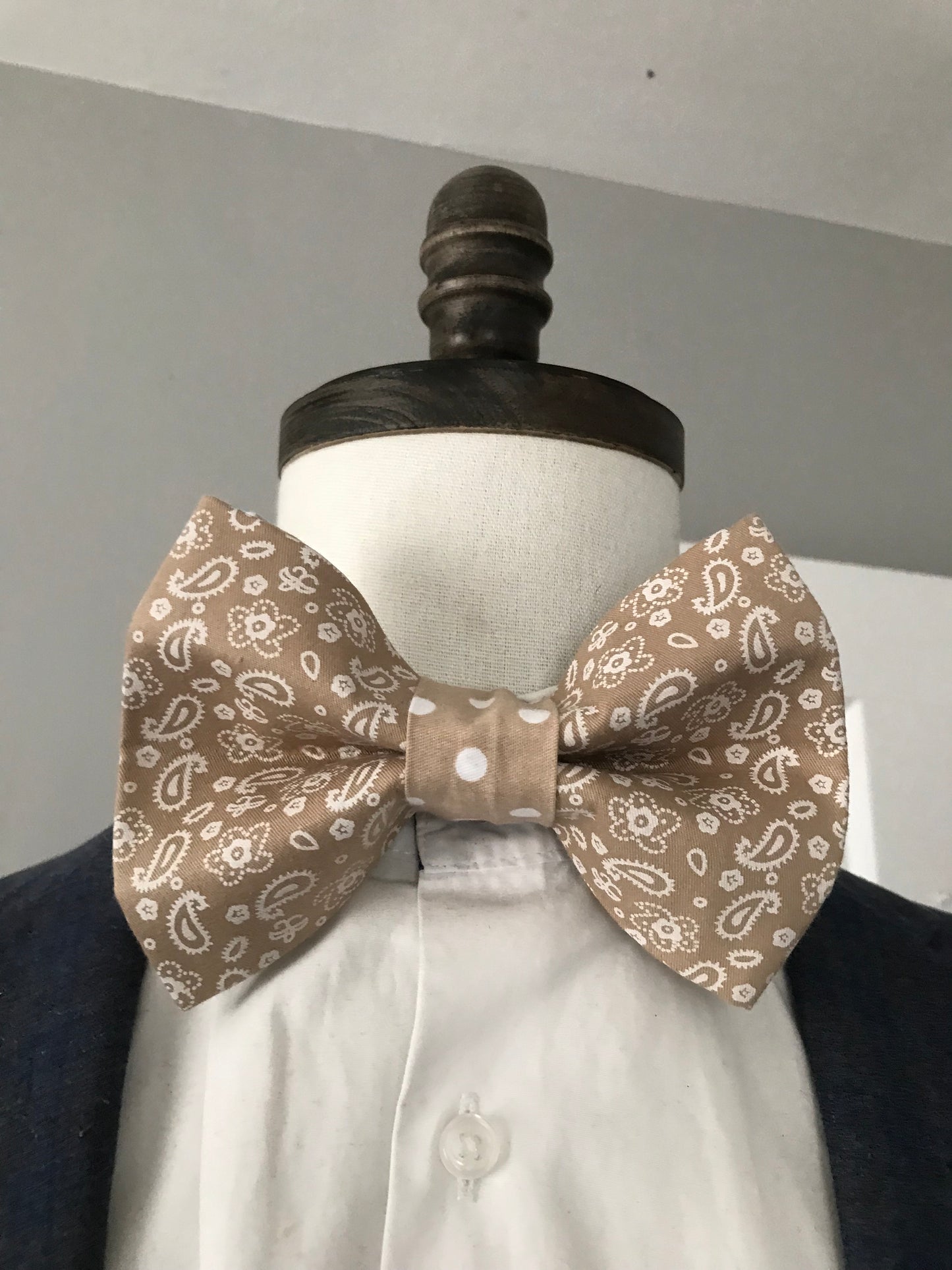 Tan print prettied Bowtie