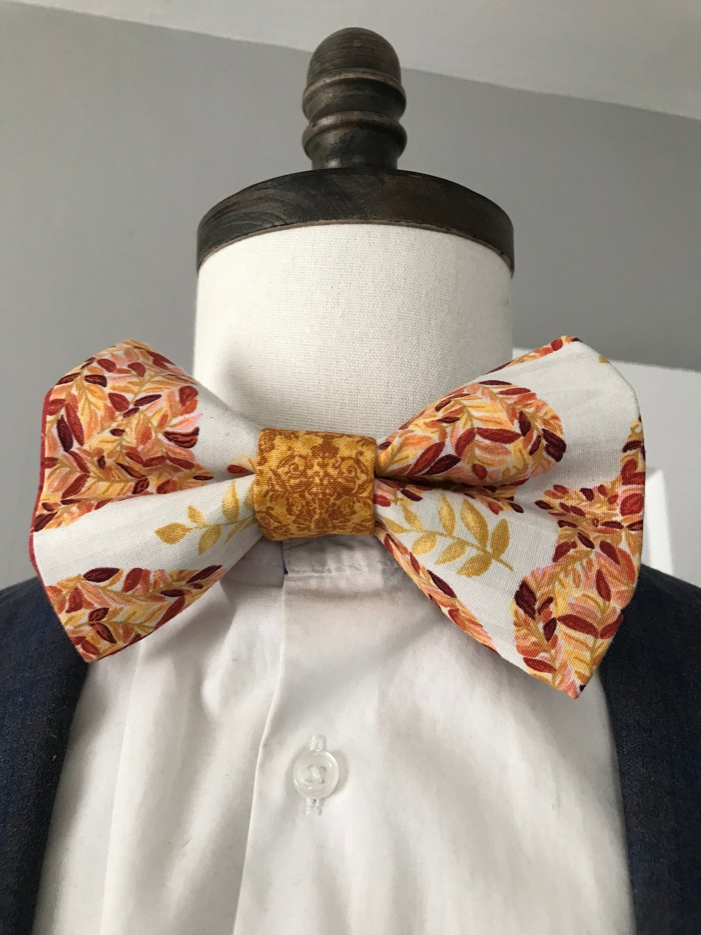 Gold and white prettied Bowtie