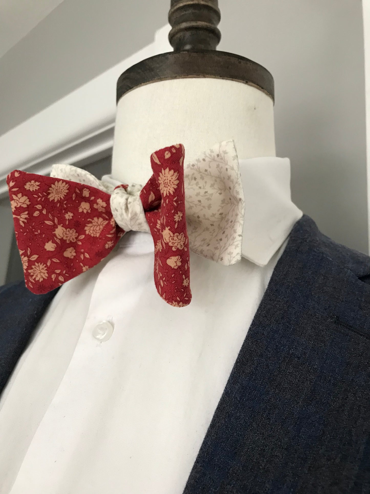 Red and Tan reversible print Bowtie Set (traditional)